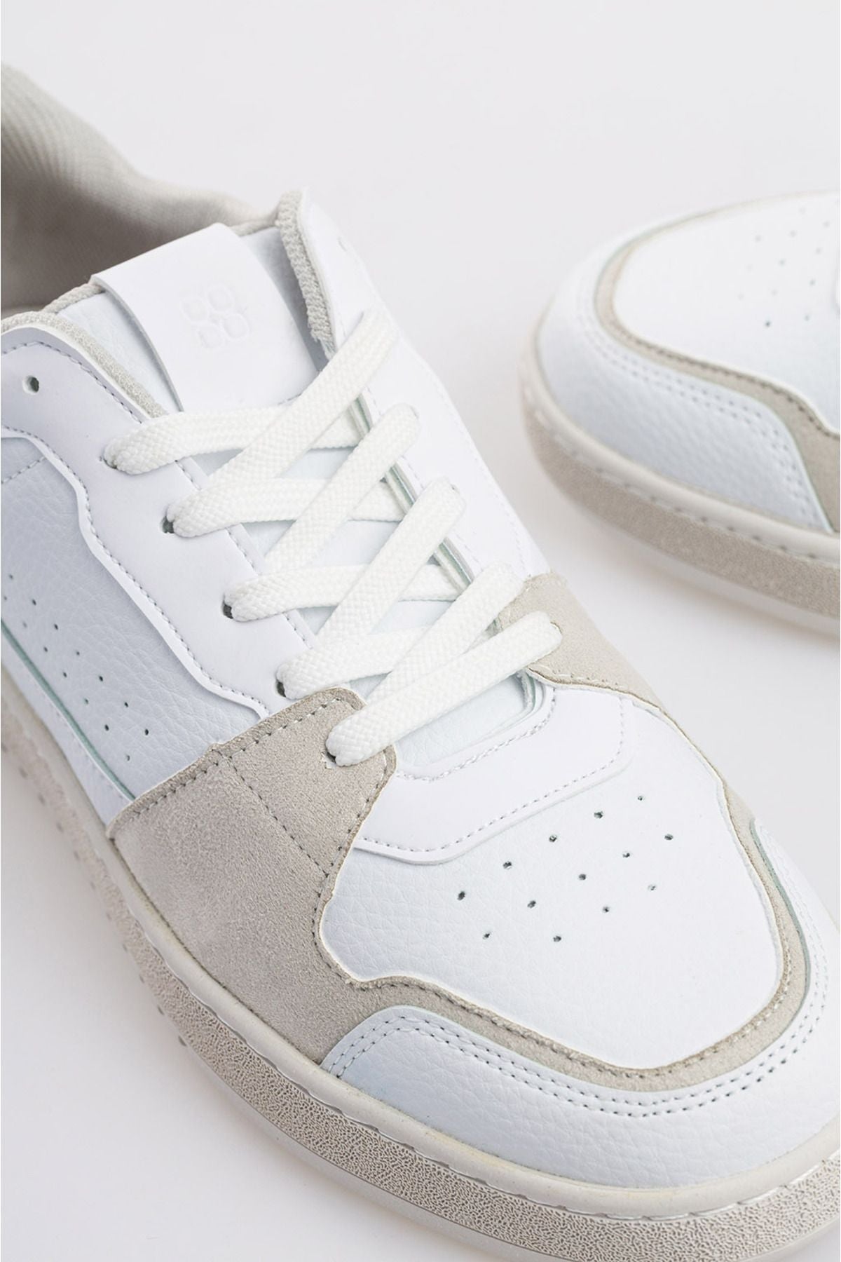 Men's white piece flexible floor sneaker shoes A31y8025
