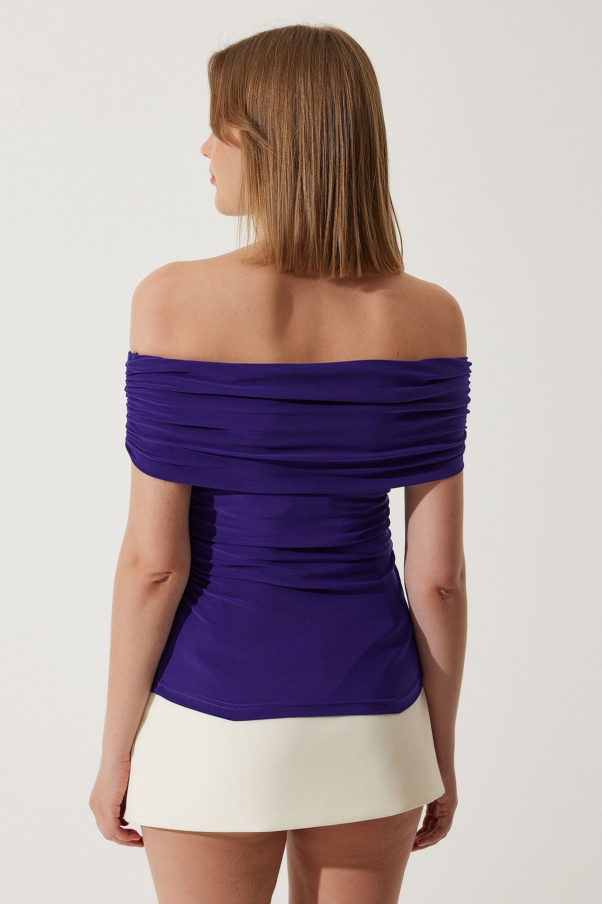 Woman purple shirred outdoor shoulder to00132
