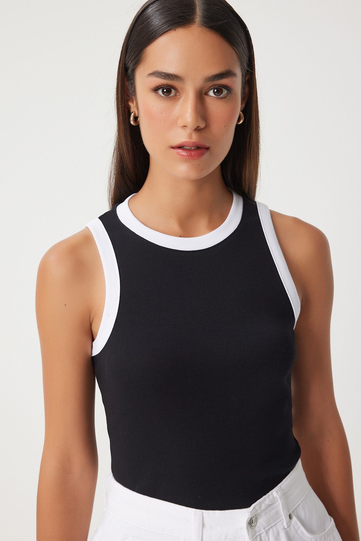 Female black sleeveless contrast colored blouse FK00010