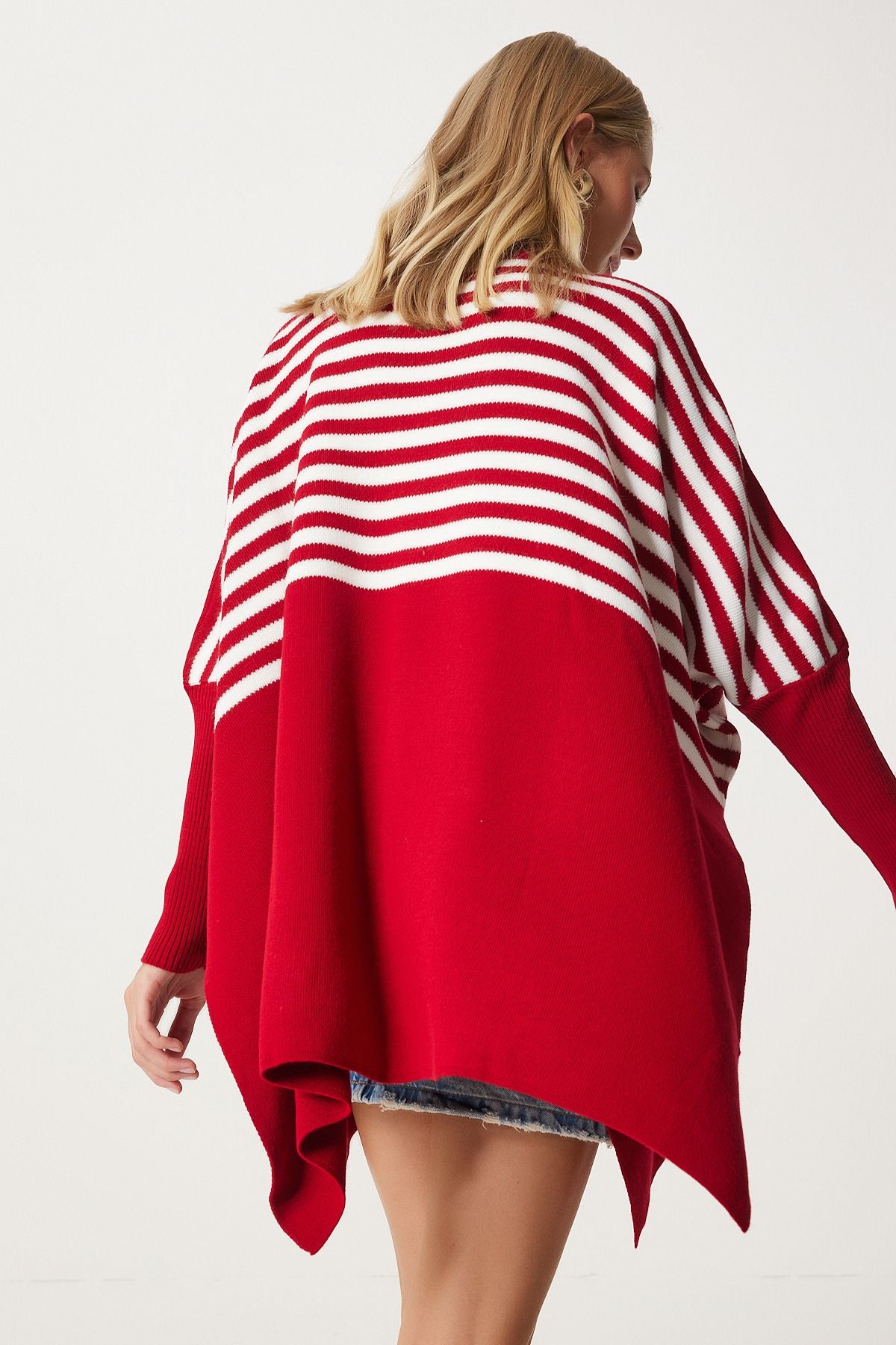 Kadın Kırmızı Çizgili Yandan Yırtmaçlı Oversize Panço Kazak DD01336