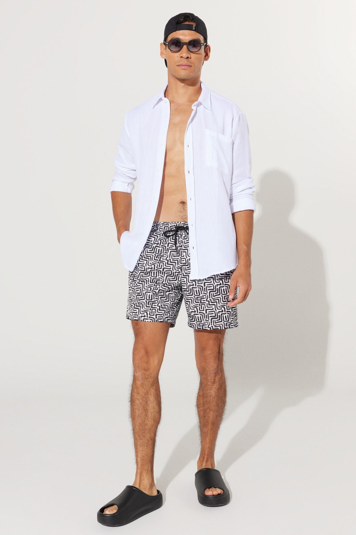 Men's White-Black Standard Fit Normal Cutting Pocket Fast Drying Patterned Sea Short