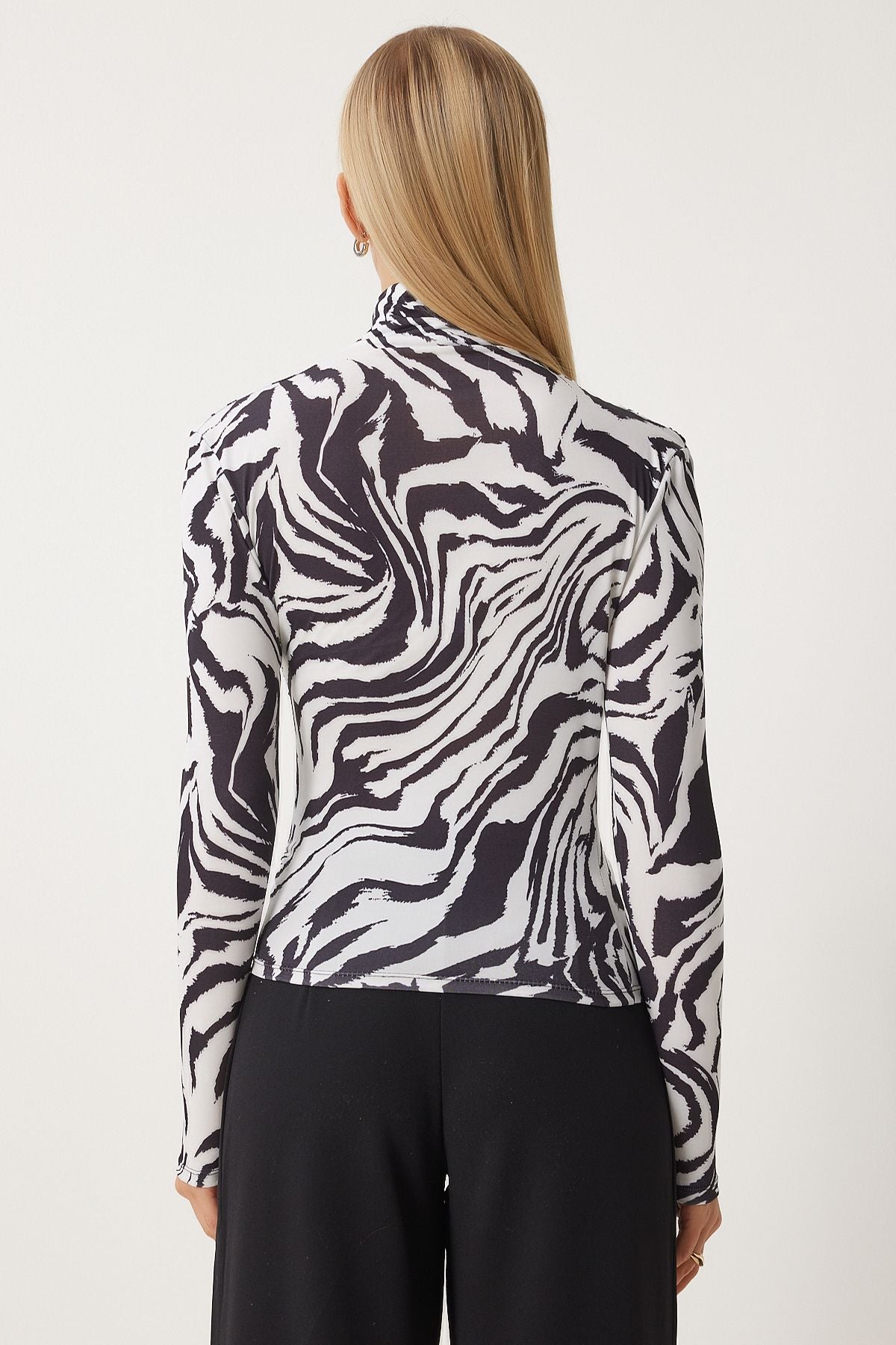 Female black and white shirring detailed upright collar sandy blouse FF00135