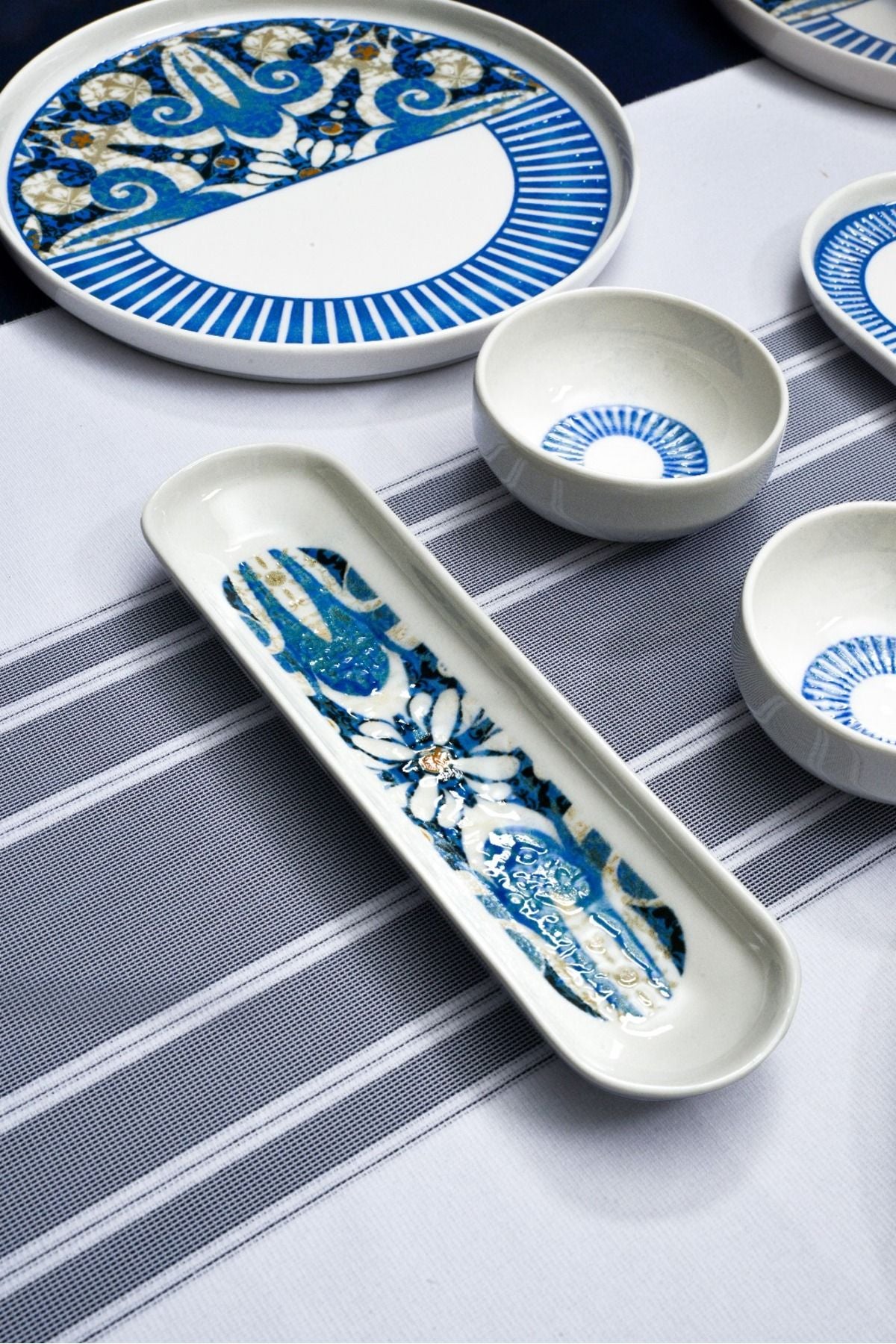 Azur 16 Piece Porcelain Breakfast Set for 6 people