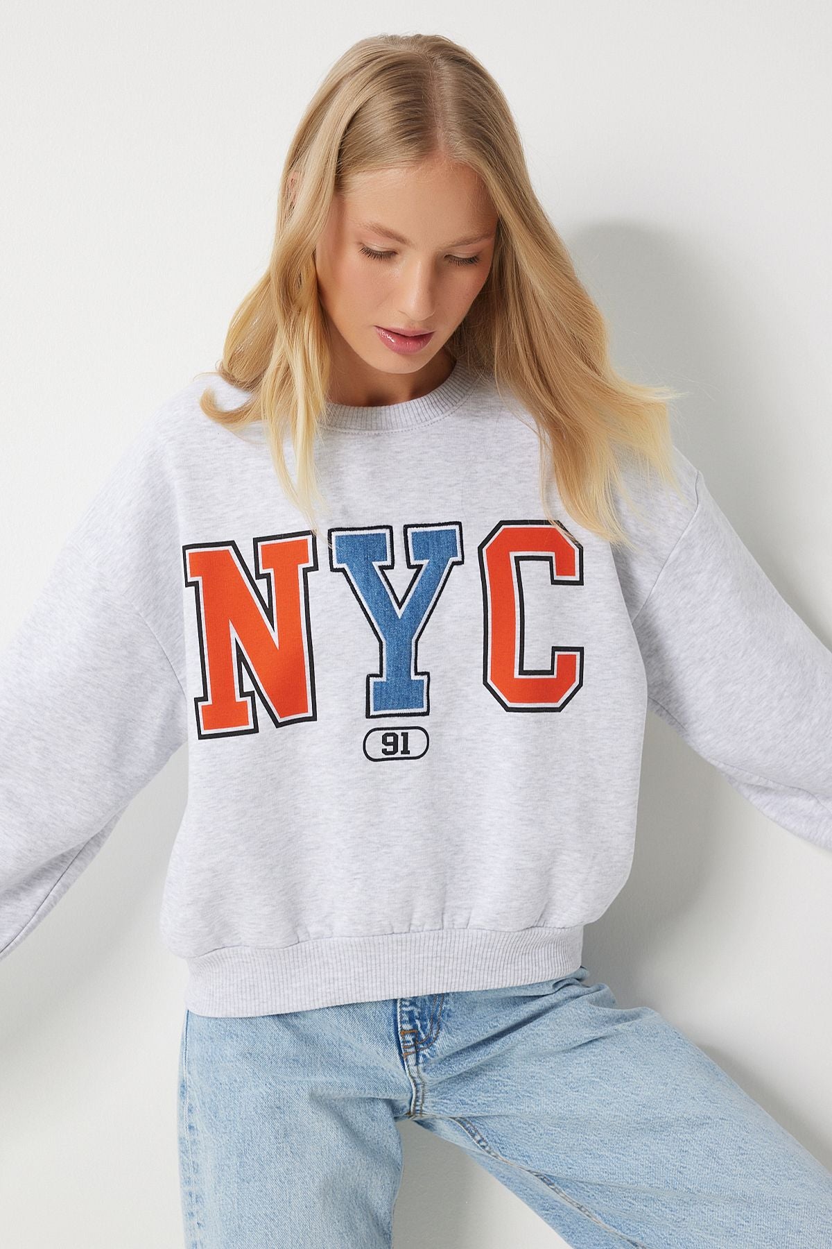 Female Gray Slogan Crourage Sweatshirt MP00028