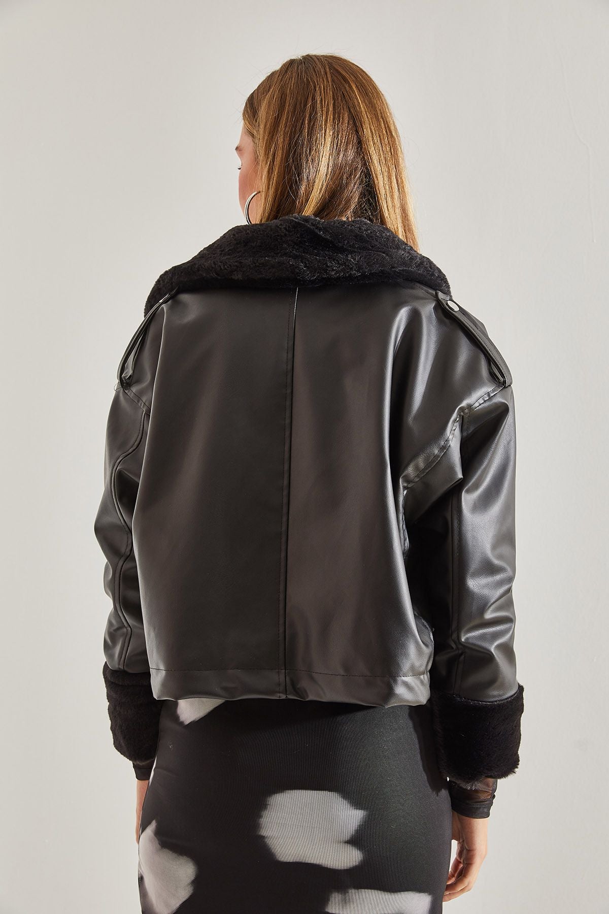 Female bellows pocket leather coat