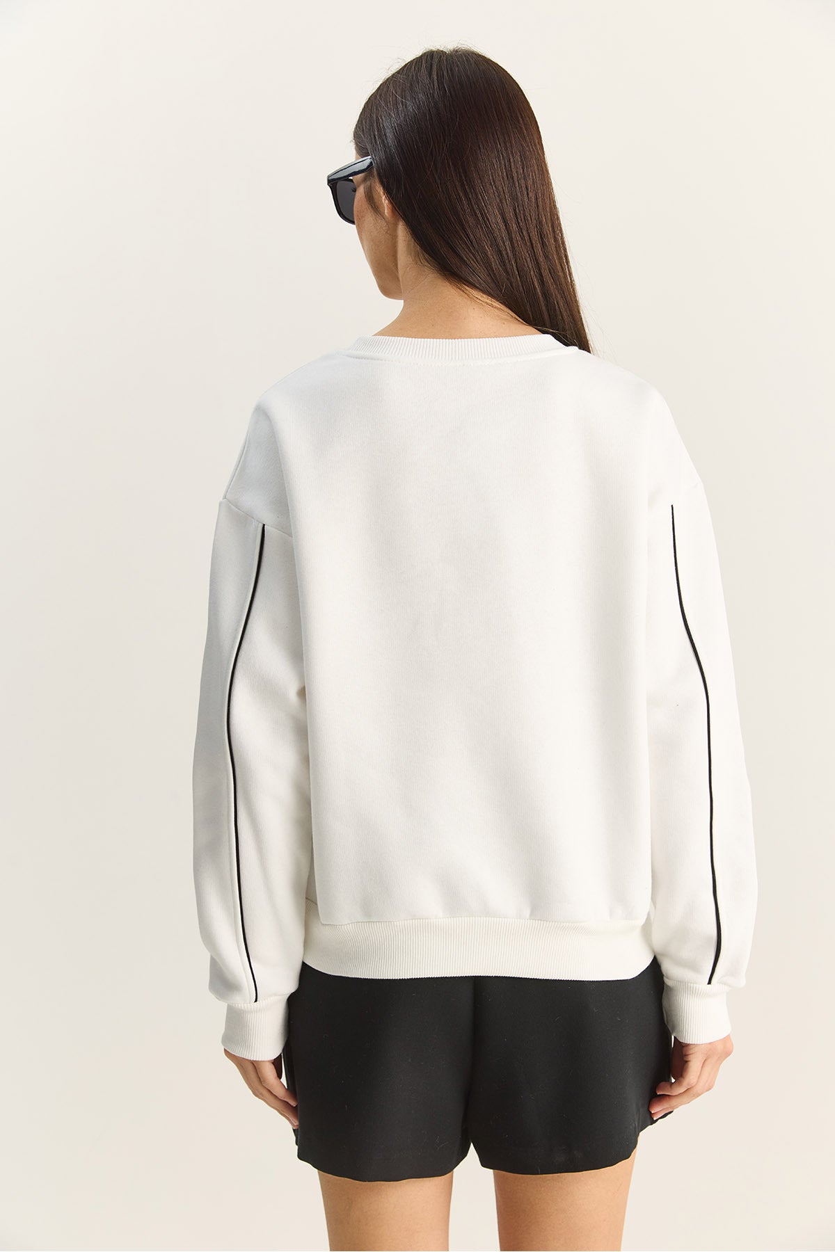 Women's Crew Neck Embroidered Three Thread Raised Sweatshirt 60601049