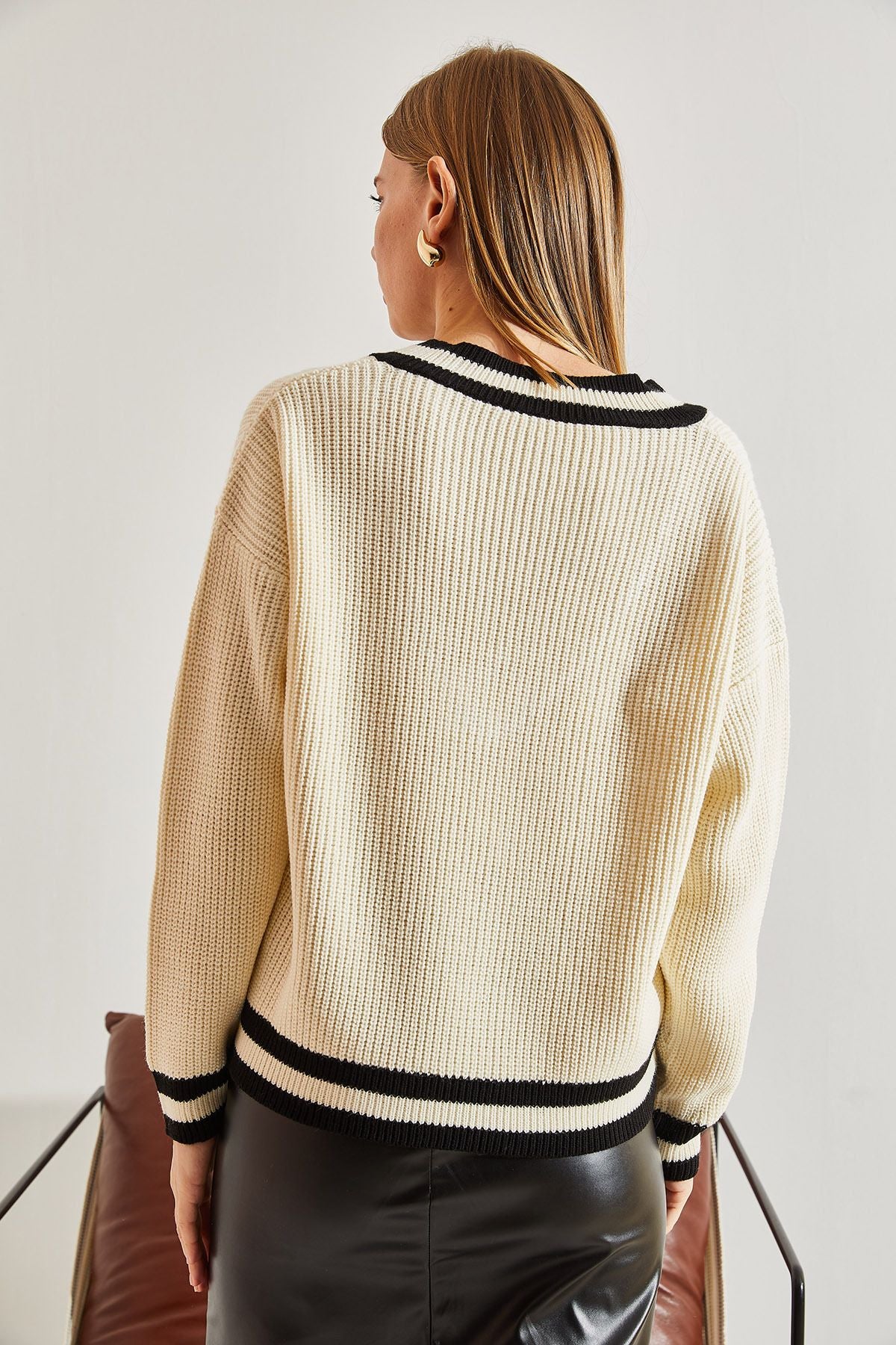 Woman V -Neckline Knitwear Sweater