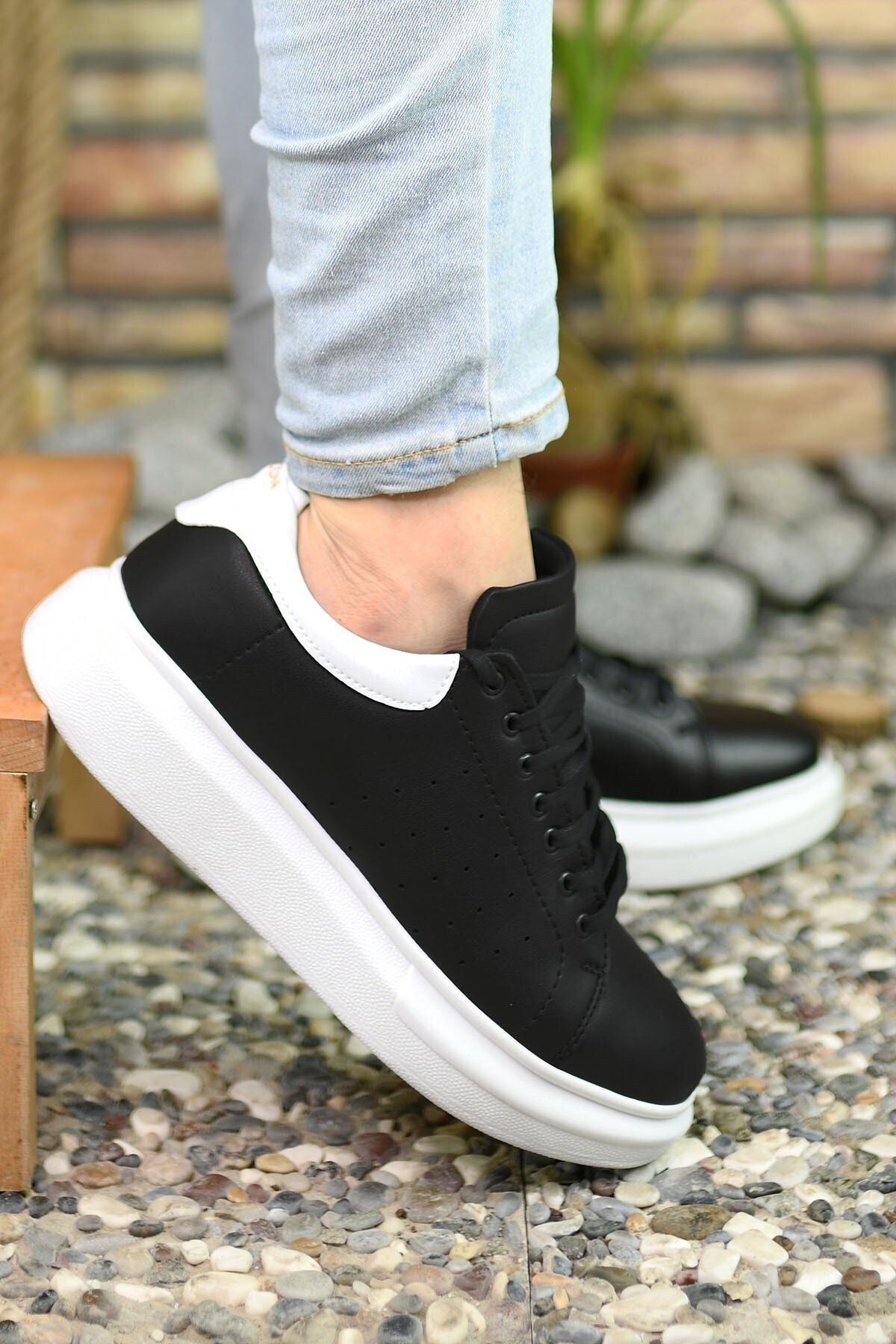 Men's black and white sneaker