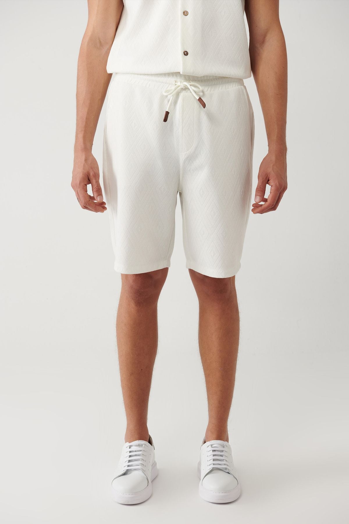 Men's white side with baklava motifs with jacquard shorts A41y3640