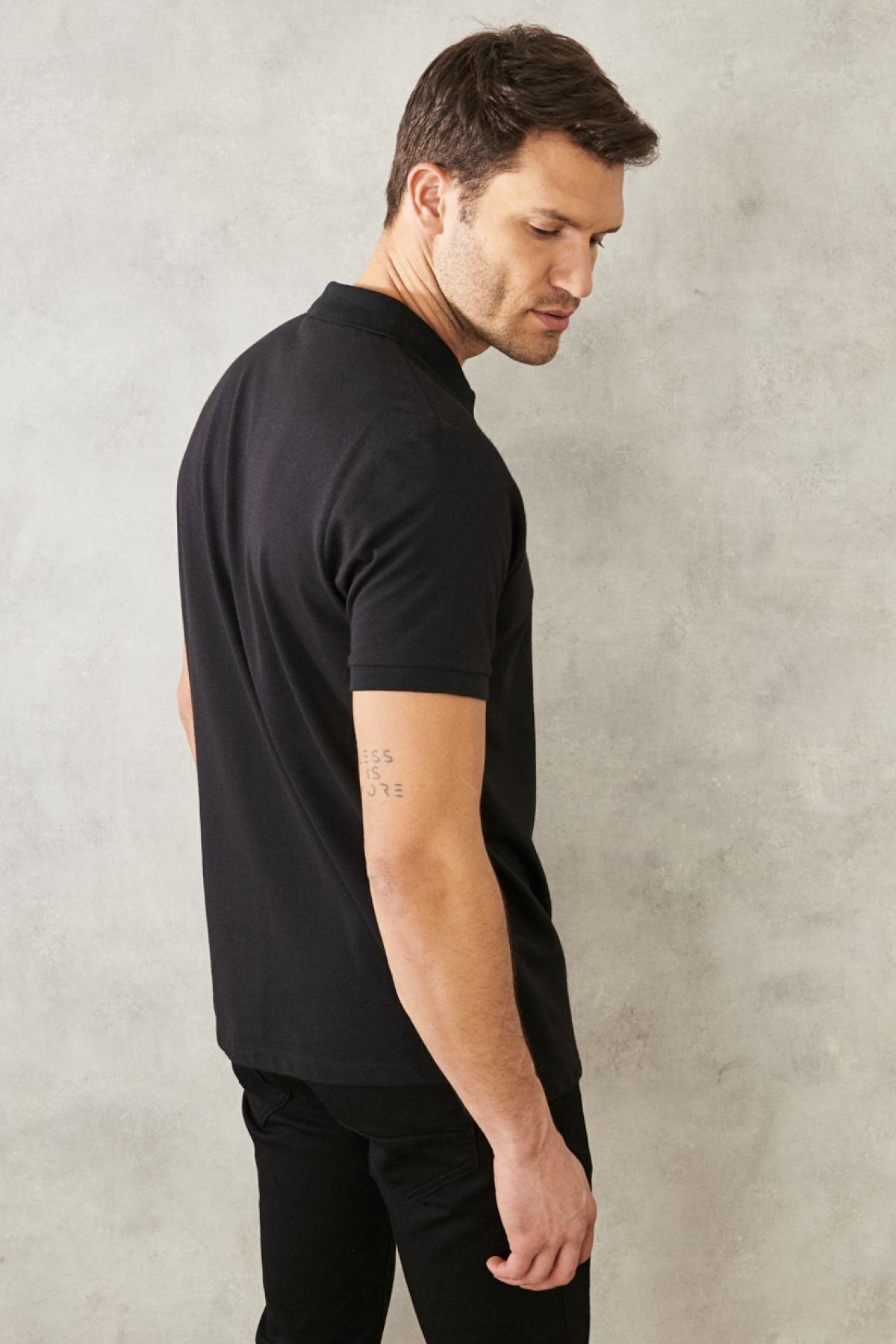 Men-Plugging Cotton Fabric Slim Fit Narrow Cutting Jet Black Curled Polo Yaka T-shirt