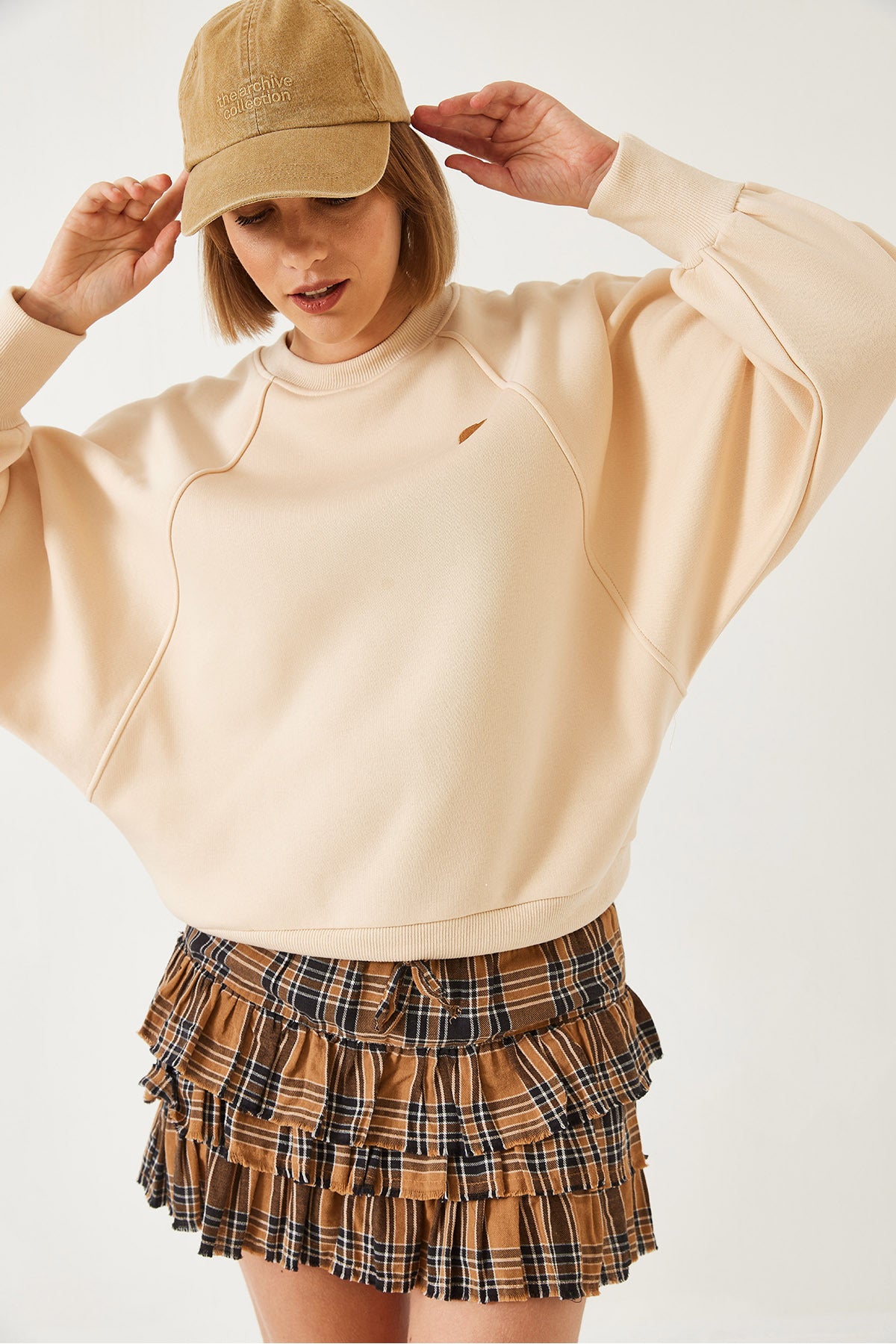 Women's Crew Neck Heart Embroidered Three Thread Raised Sweatshirt 60251933