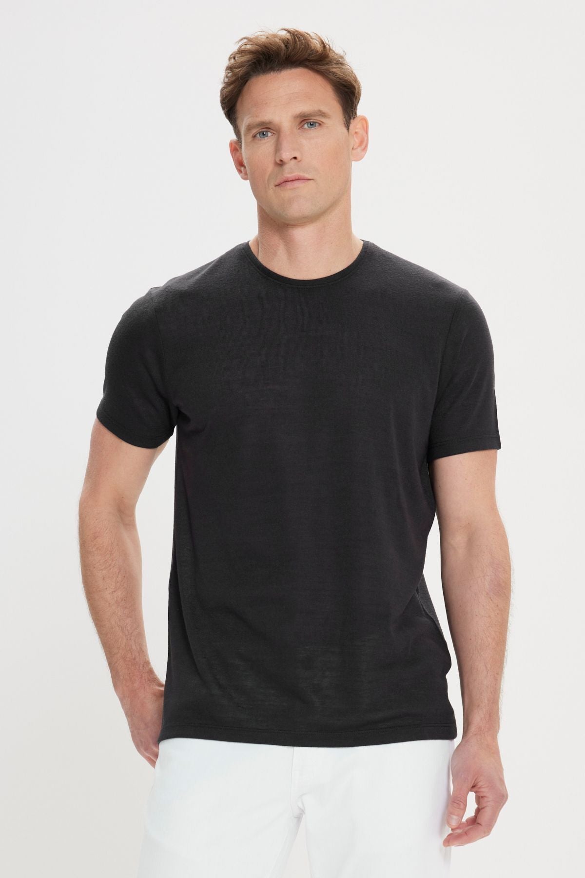 Men's black slim fit narrow -cut linen -looking bike collar t -shirt