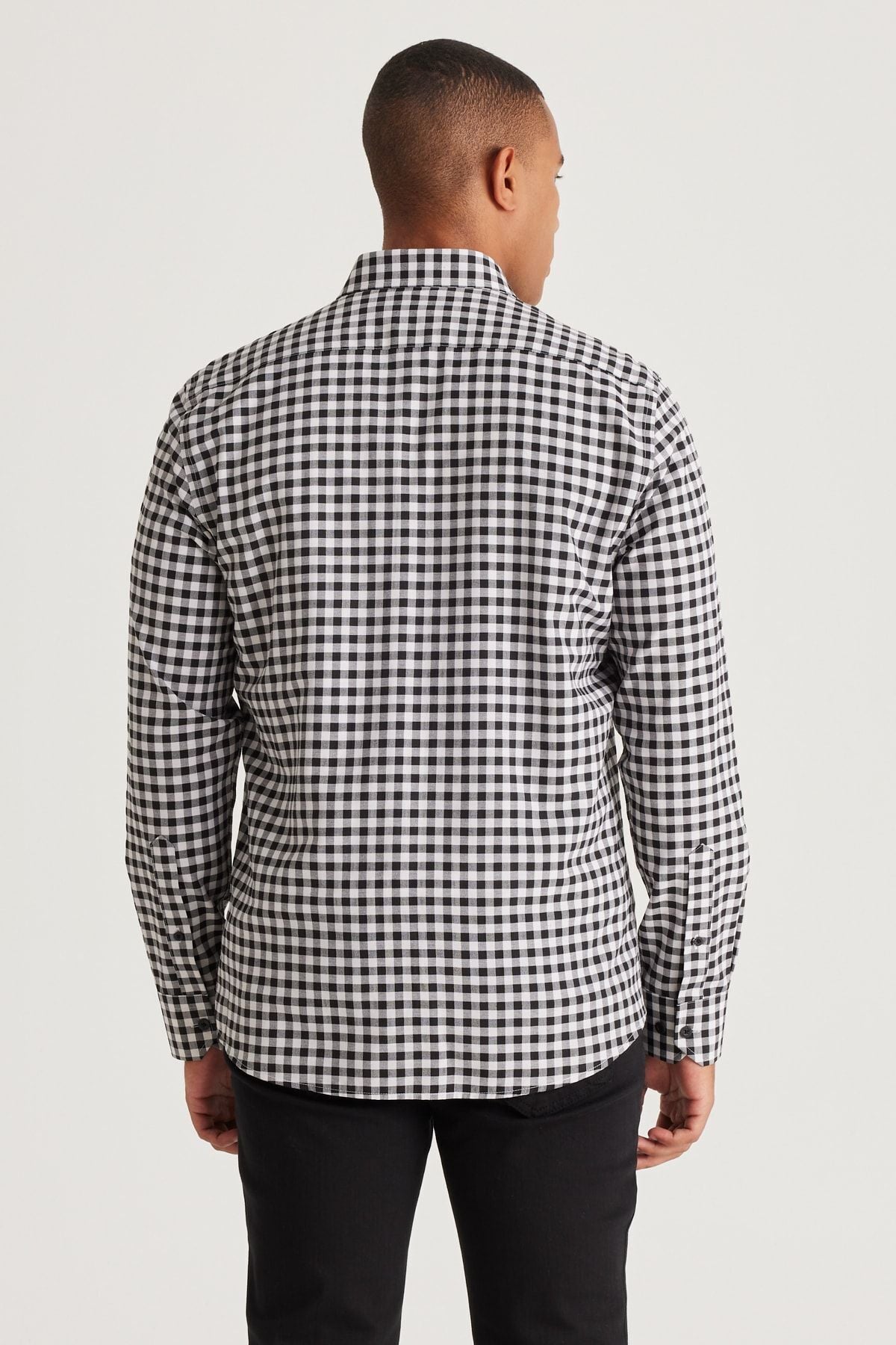 Men's black-and-white slim fit narrow cut buttoned collar cotton checkered shirt
