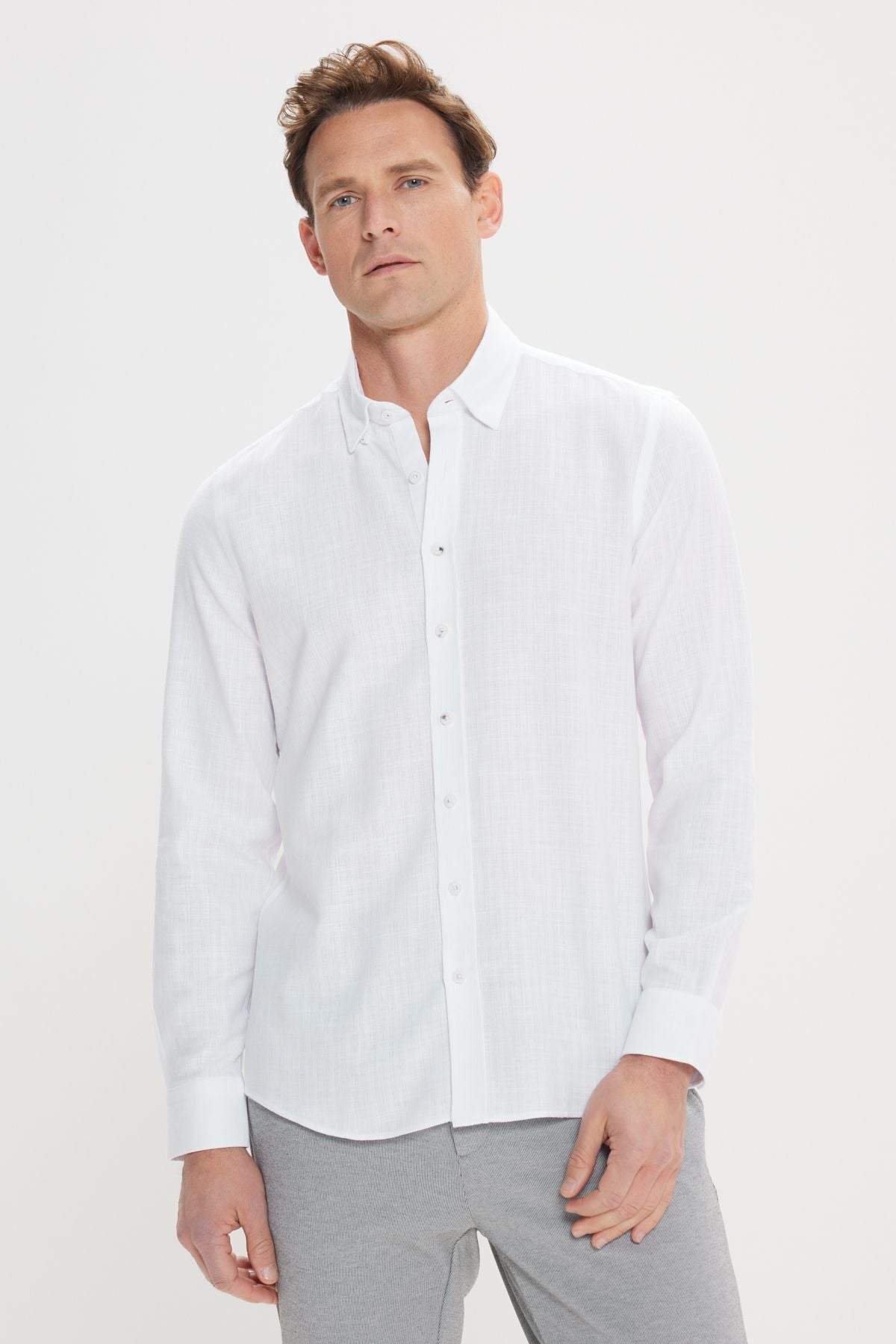 Men's white 100 %cotton slim fit narrow cut hidden buttoned collar linen -looking pennant shirt