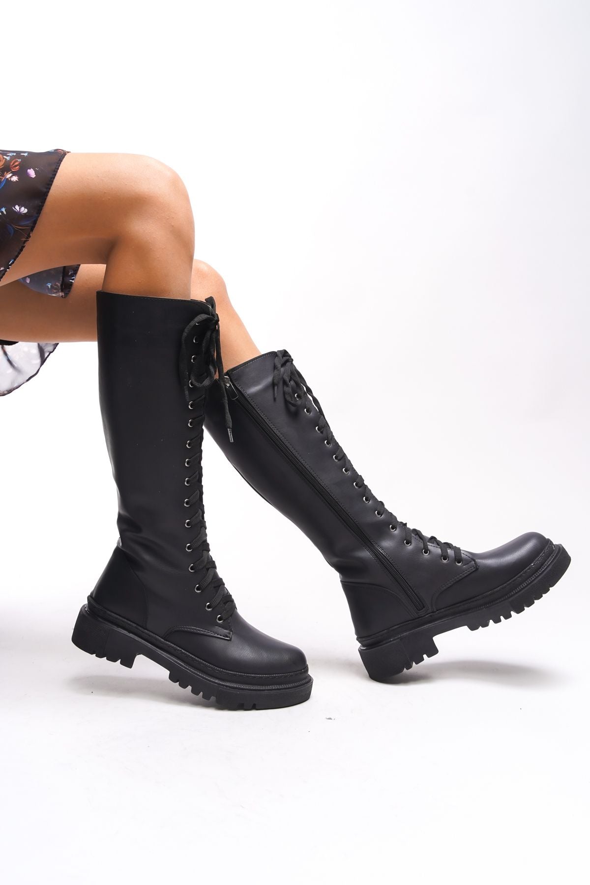 Qhinobi female knee underneath laced boot 0012814 black skin