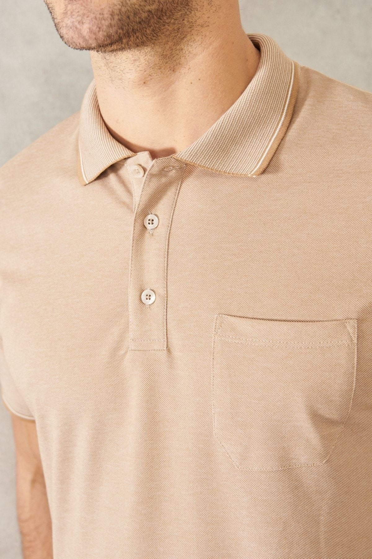 Men-Plugging Cotton Fabric Comfort Fit Casual Cutting Beige-White Curlled Polo Yaka Pocket T-shirt