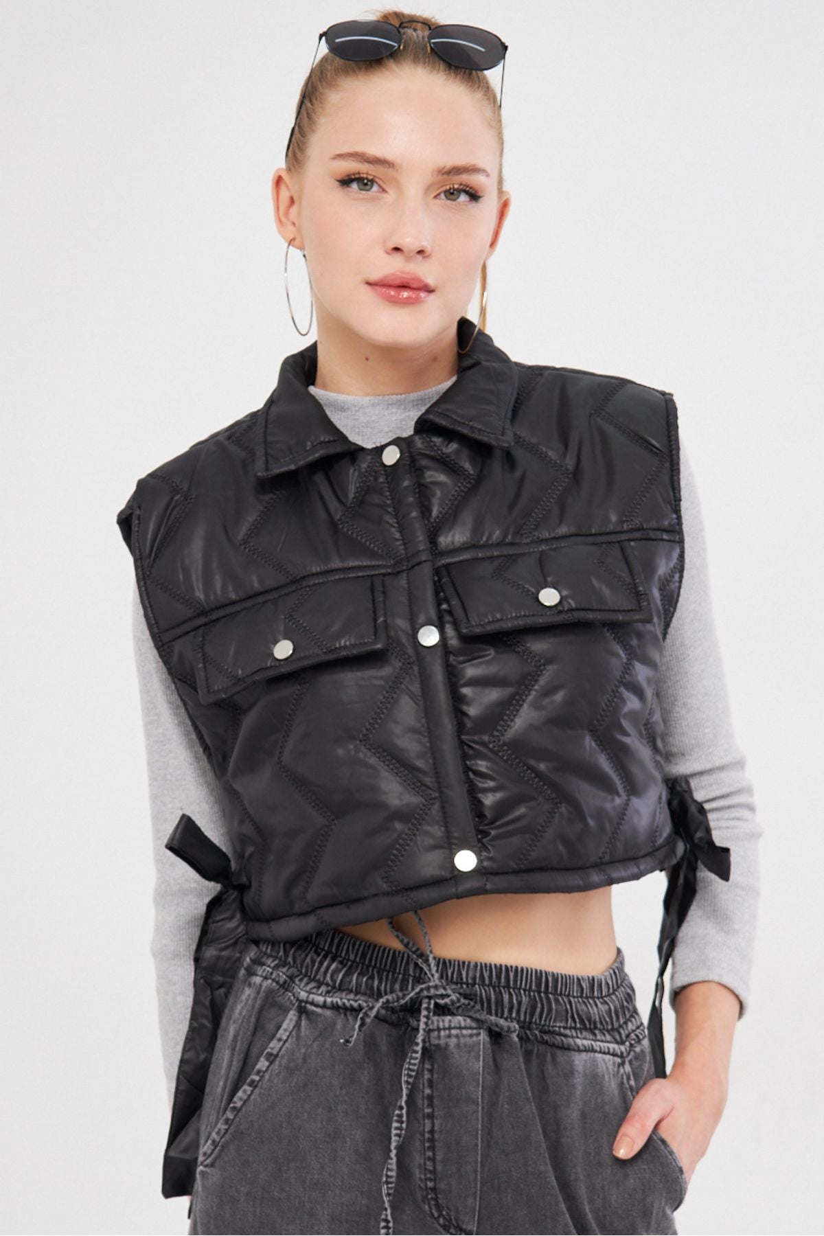 Female Black Sides Connecting Detailed Pocket Crop Vest ARM-25K025007
