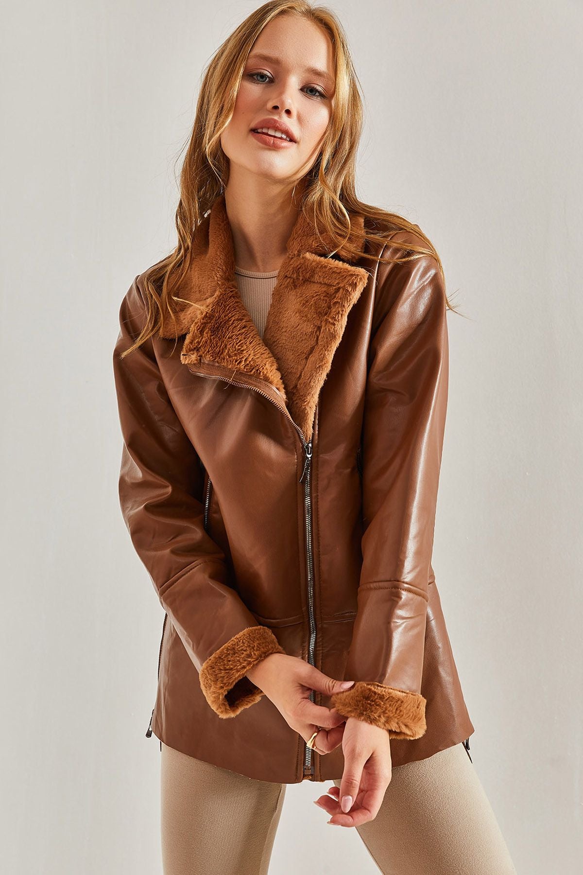 Small pocket detailed leather jacket with fur inside women