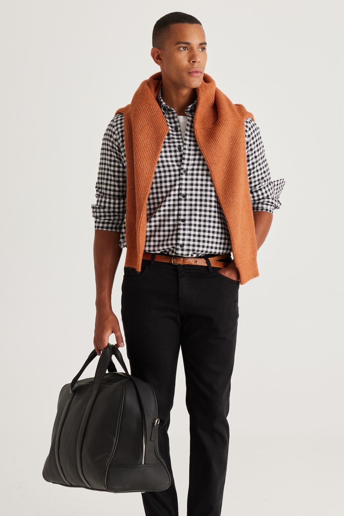Men's black-and-white slim fit narrow cut buttoned collar cotton checkered shirt