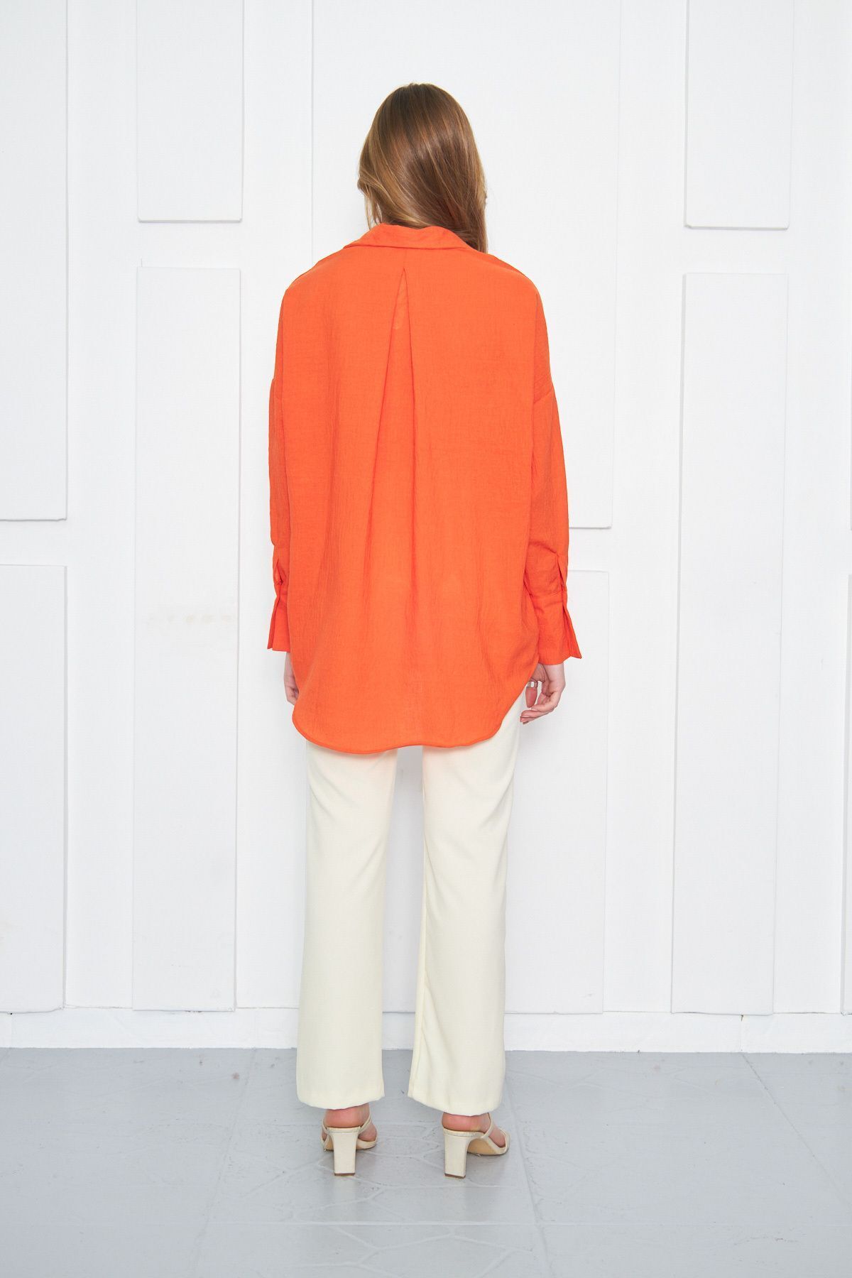 Woman Oranj Oversize textured linen-looking large cuff shirt ARM-24K001001