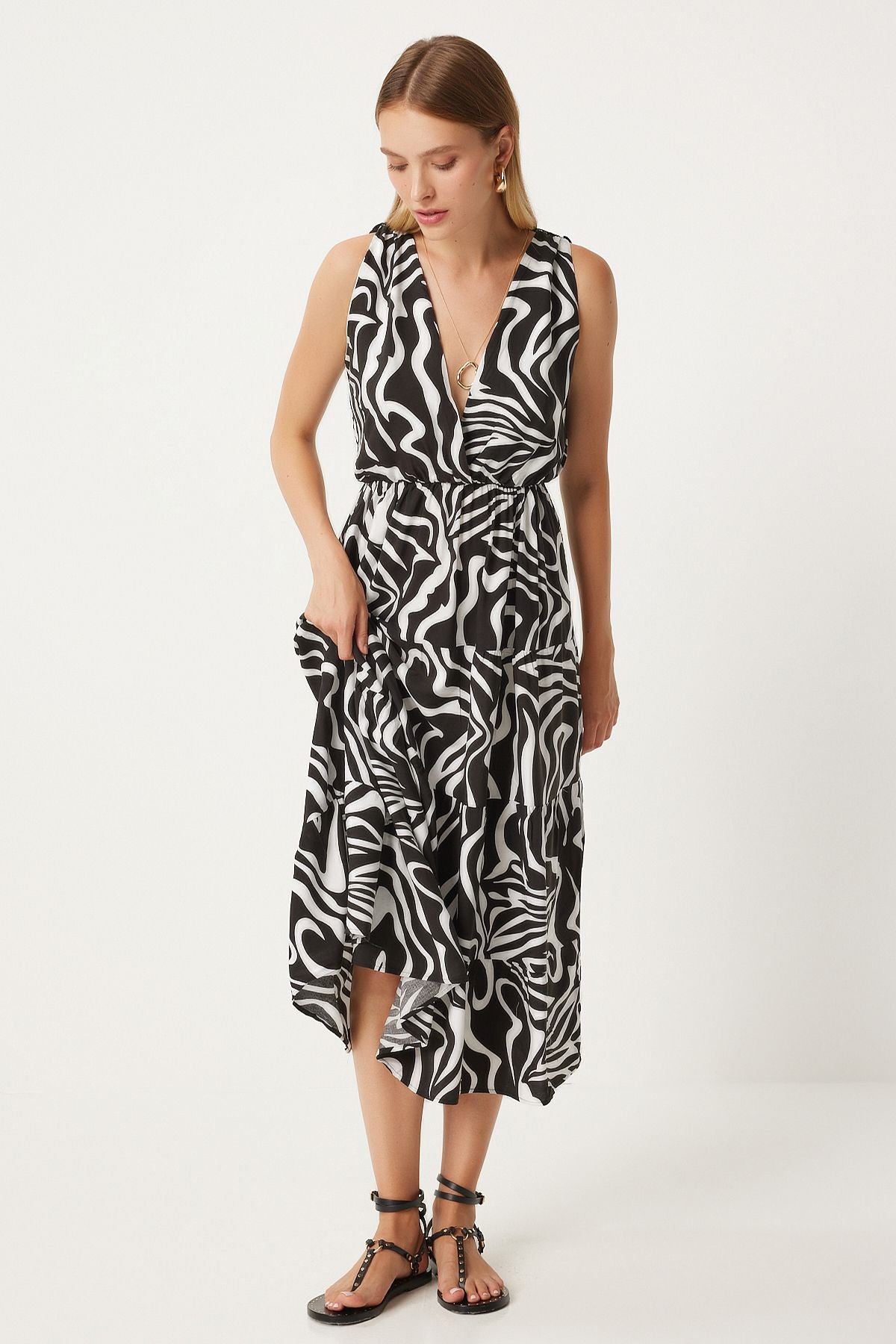 Female black and white patterned V -neck summer viscose dress CI00110
