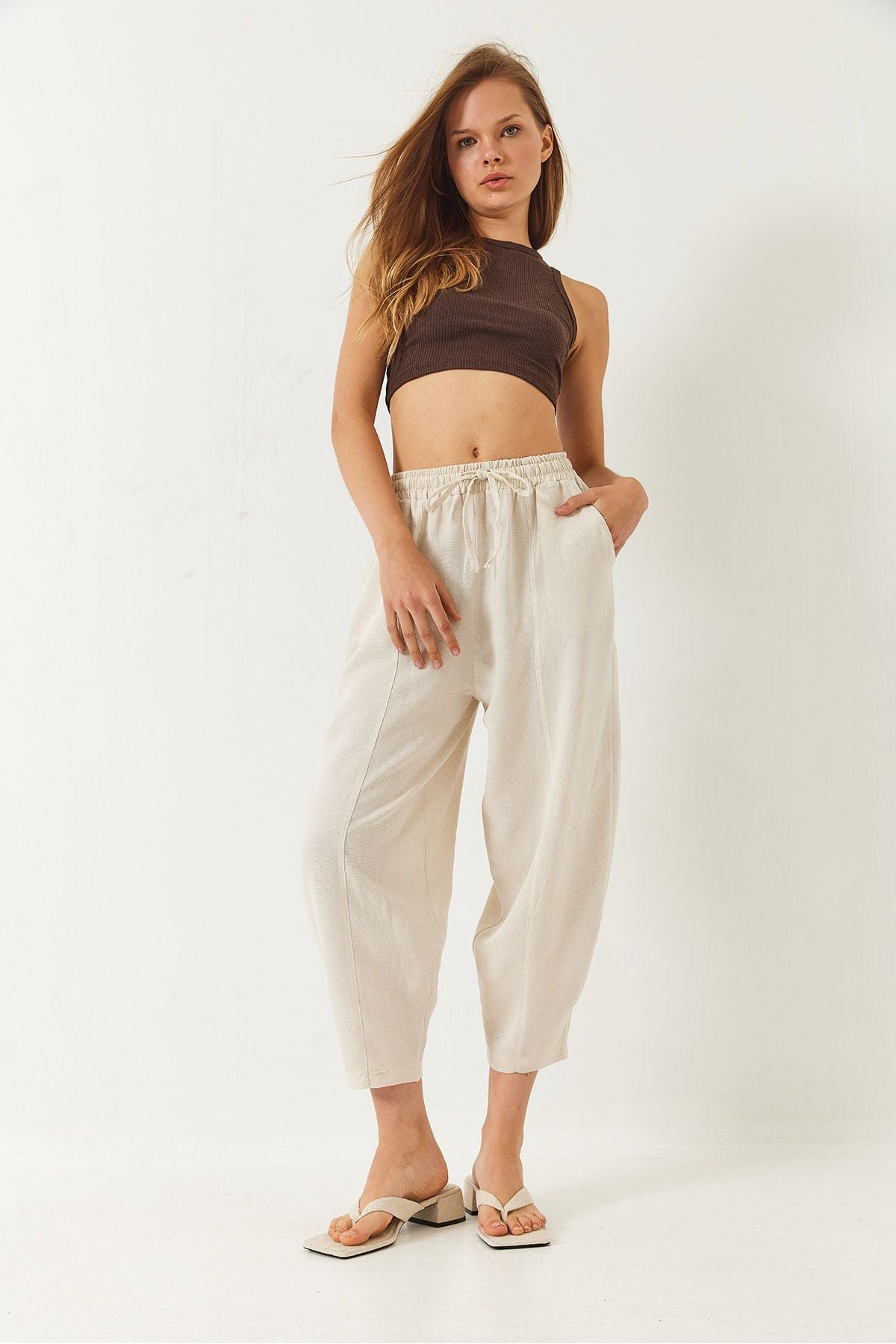 Women's waist elapsed pocket detailed shalwar cut pants 60261456