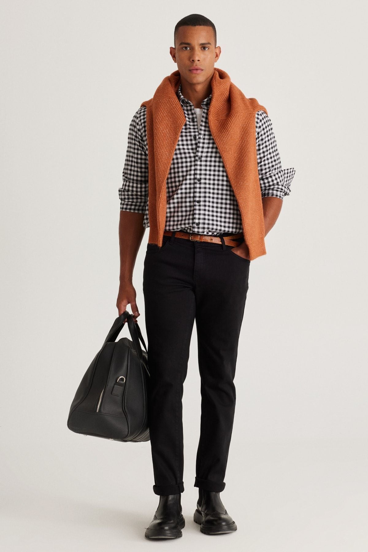 Men's black-and-white slim fit narrow cut buttoned collar cotton checkered shirt