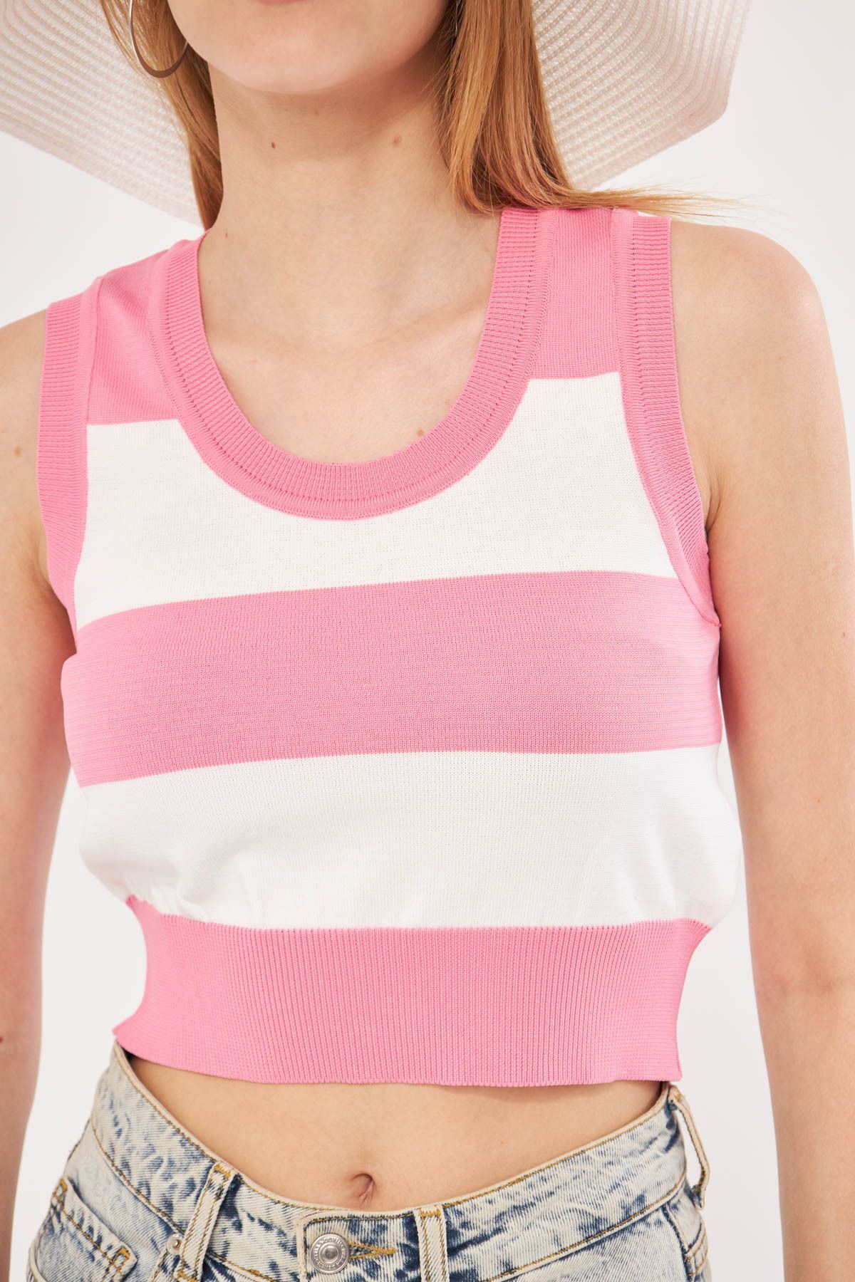 Woman Pink Sleeveless striped two-color round collar knitwear blouse ARM-24Y134016