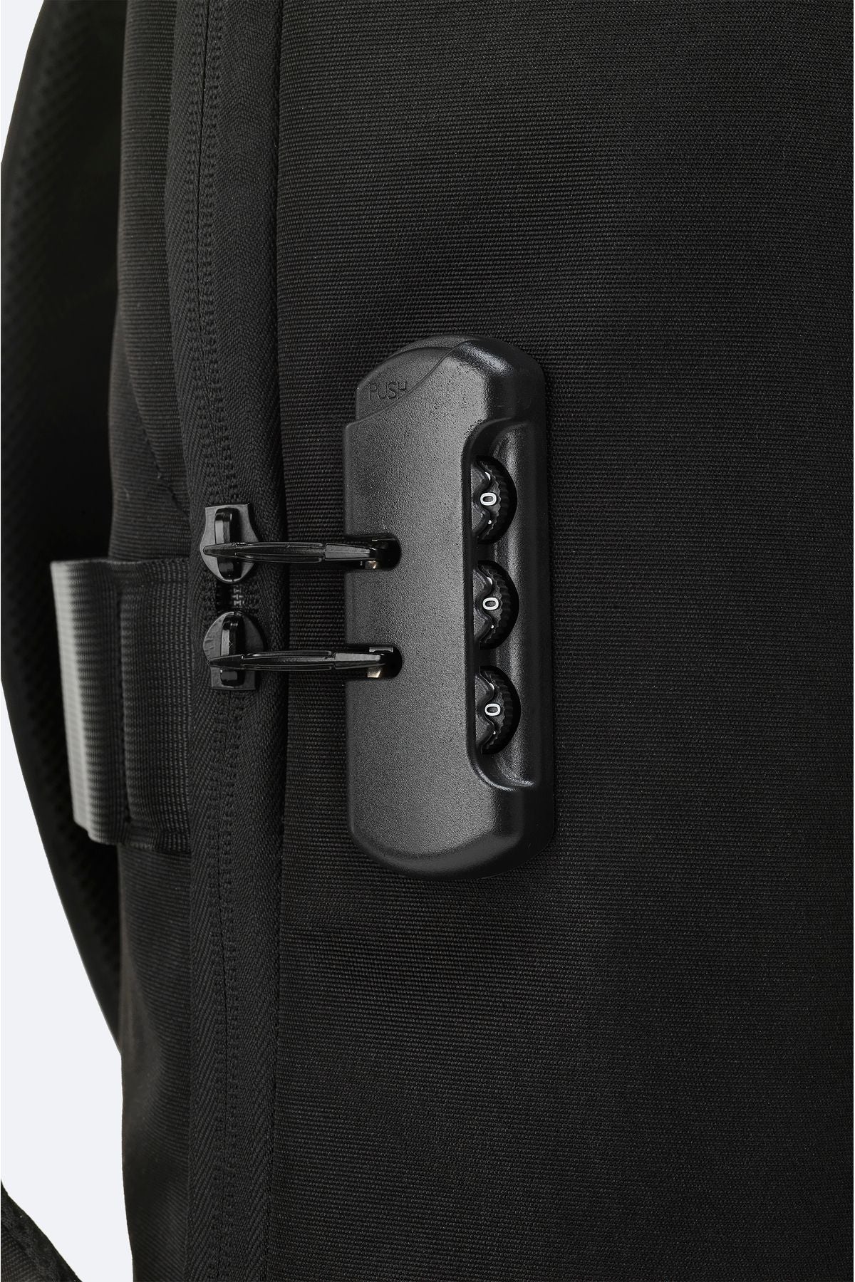 Men's black shell backpack A42y9126