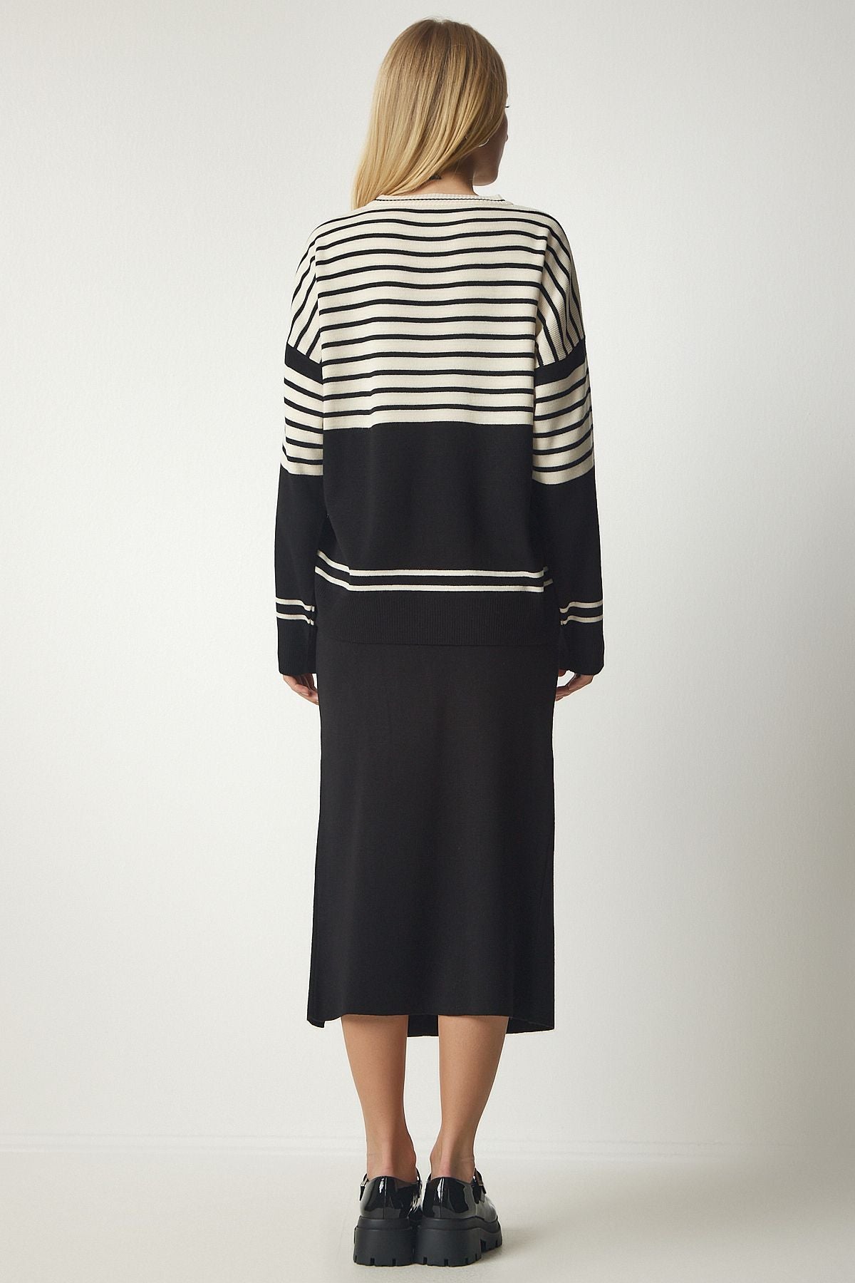 Female black striped sweater skirt knitwear set ki00104