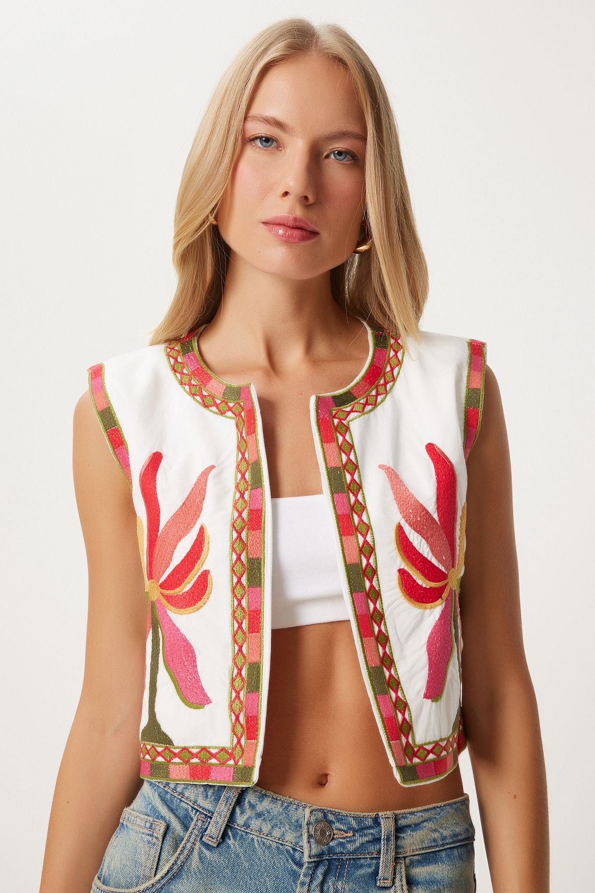 Woman Ekru Red Embroidery Detailed Crop Kinen Vest QS00001