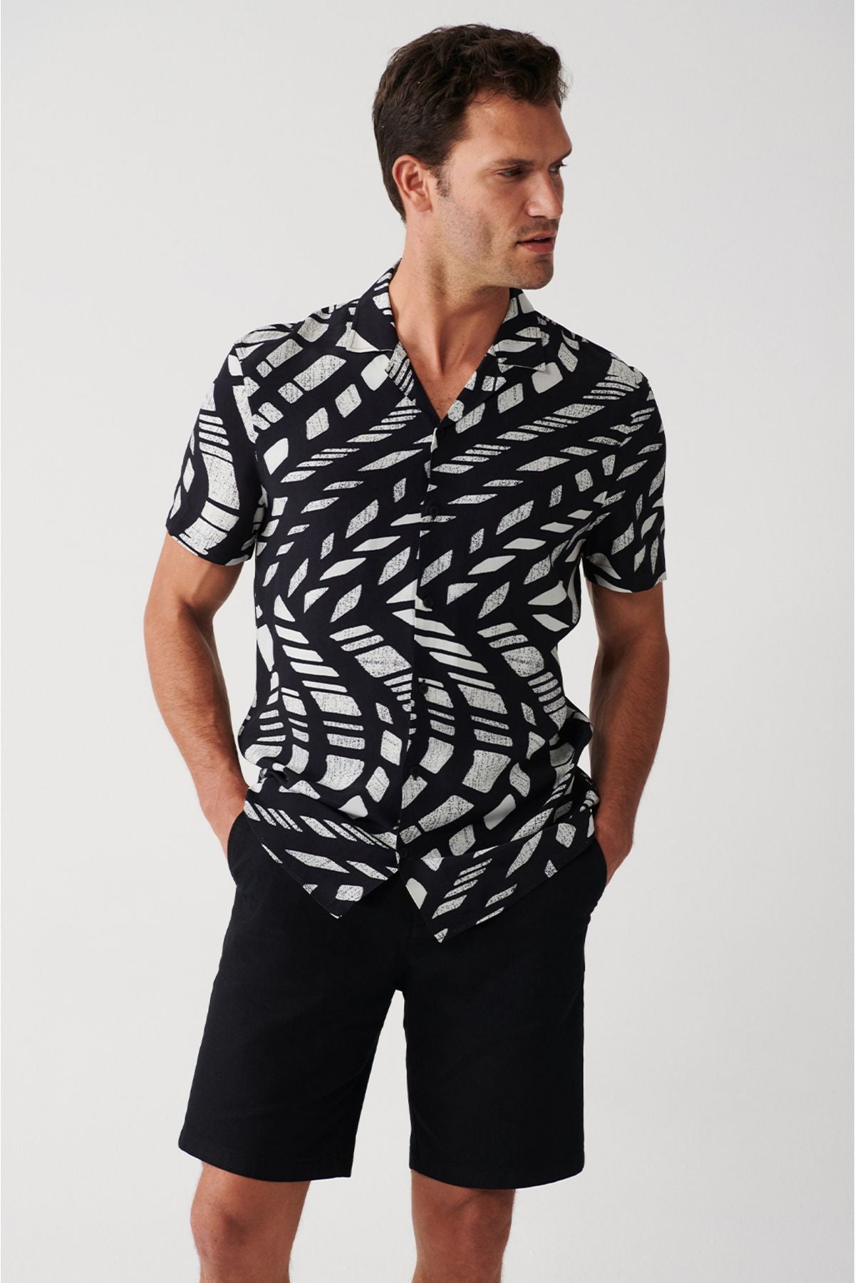 Men's black viscose cuba collar abstract patterned short sleeve regular fit shirt A31y2188