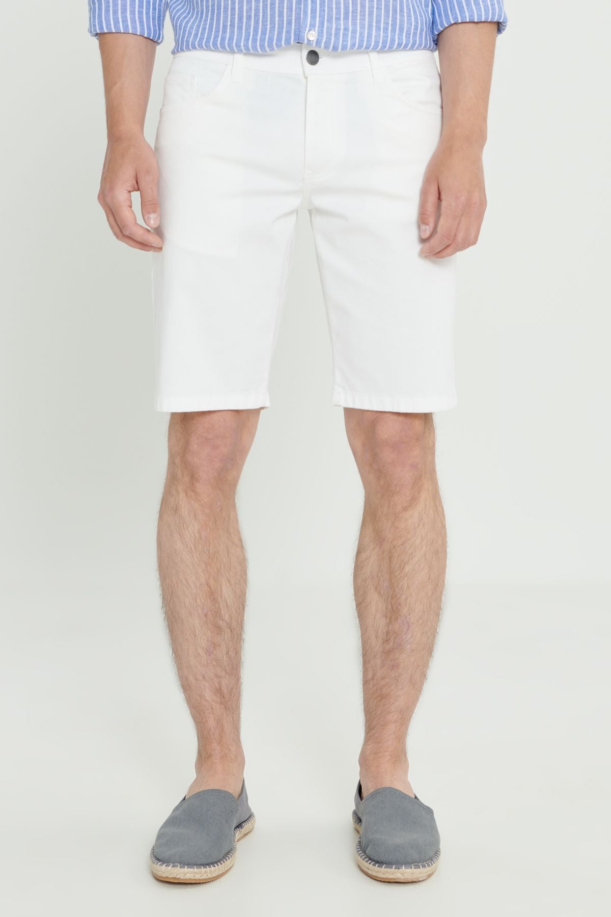 Men's white slim fit narrow cutting side pocket with wafer patterned shorts