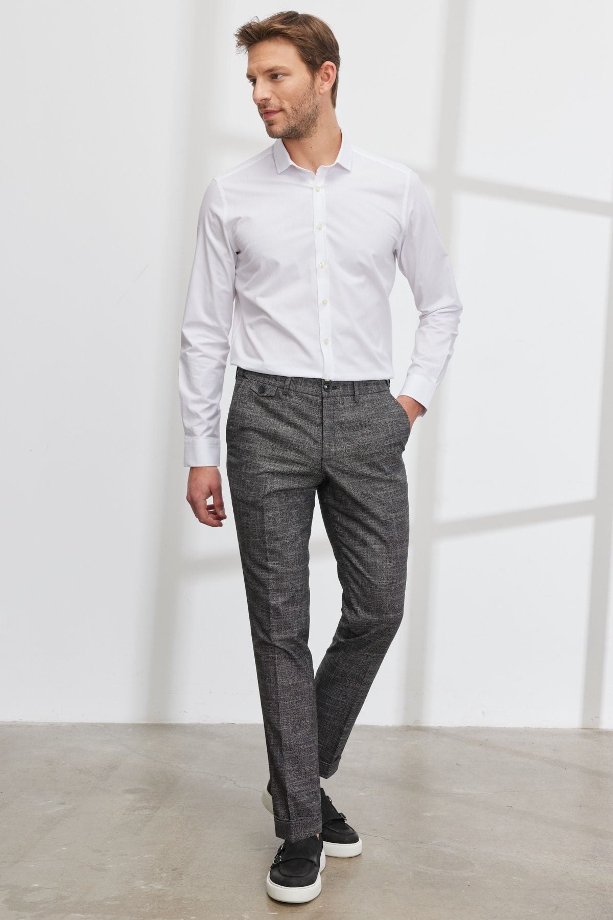 Men's black slim fit narrow cutting side pocket with plaid patterned waist tire flexible pants