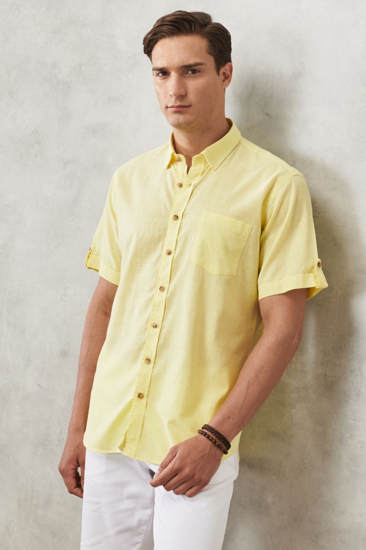 Men's light yellow comfort fit comfortable cut buttoned collar linen looking 100 %cotton short sleeve shirt