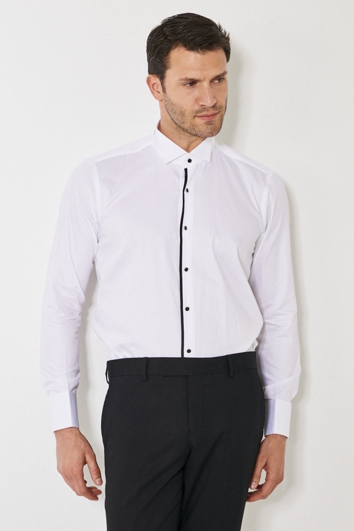 Men's white-black slim fit narrow cut 100 %cotton horse collar shirt