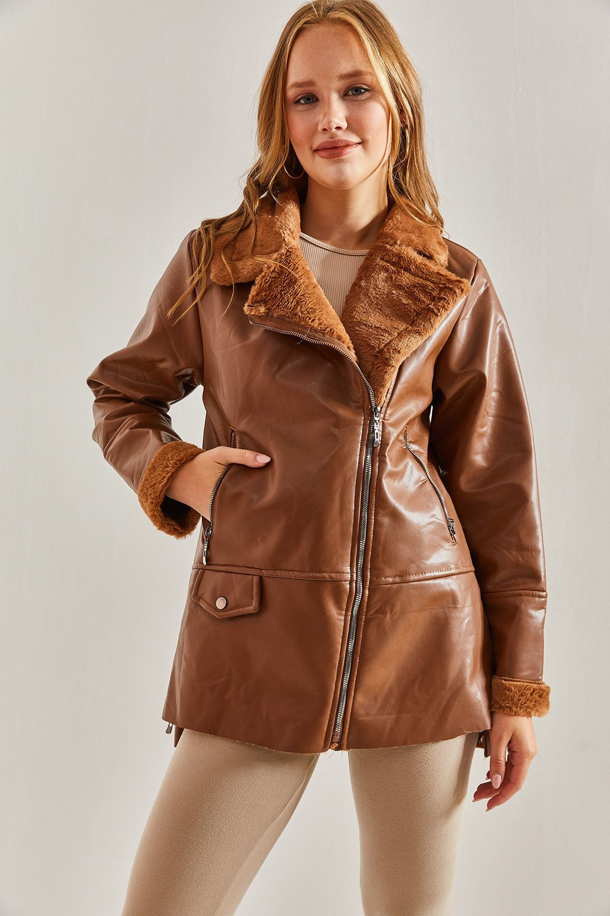 Small pocket detailed leather jacket with fur inside women