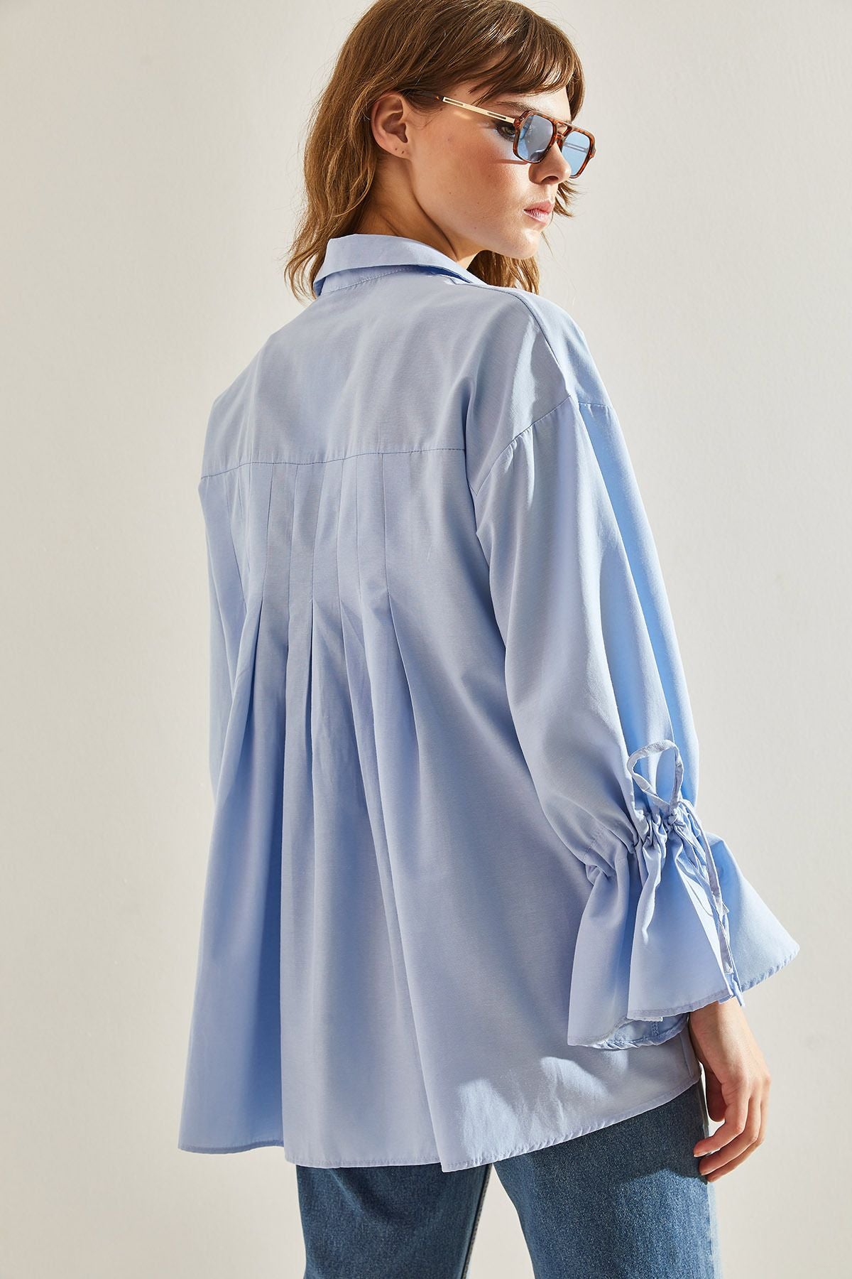 Behind the woman Pilise Pilise Detailed Stone Button Arm Shirred Shirt 60251128