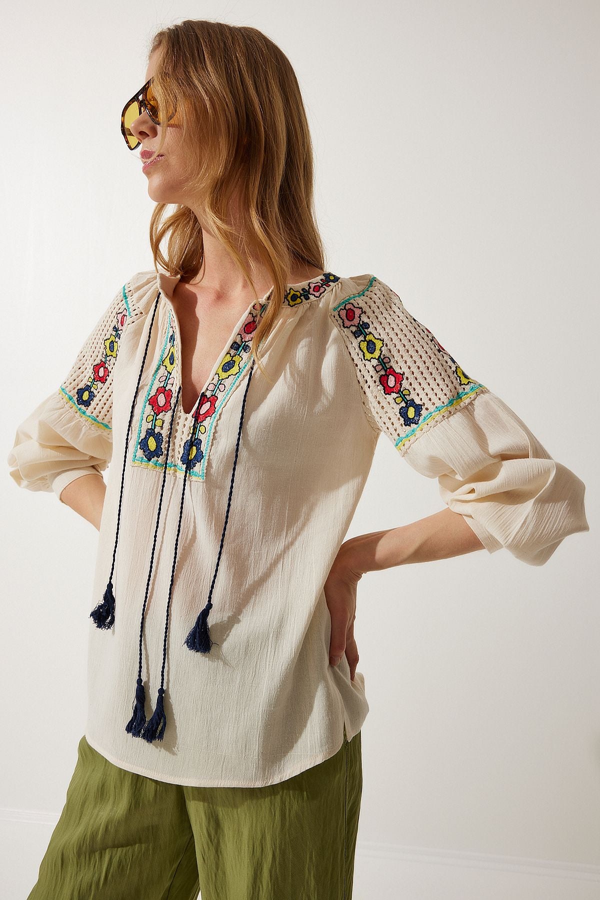 Women's Cream Flower embroidered linen blouse es00152