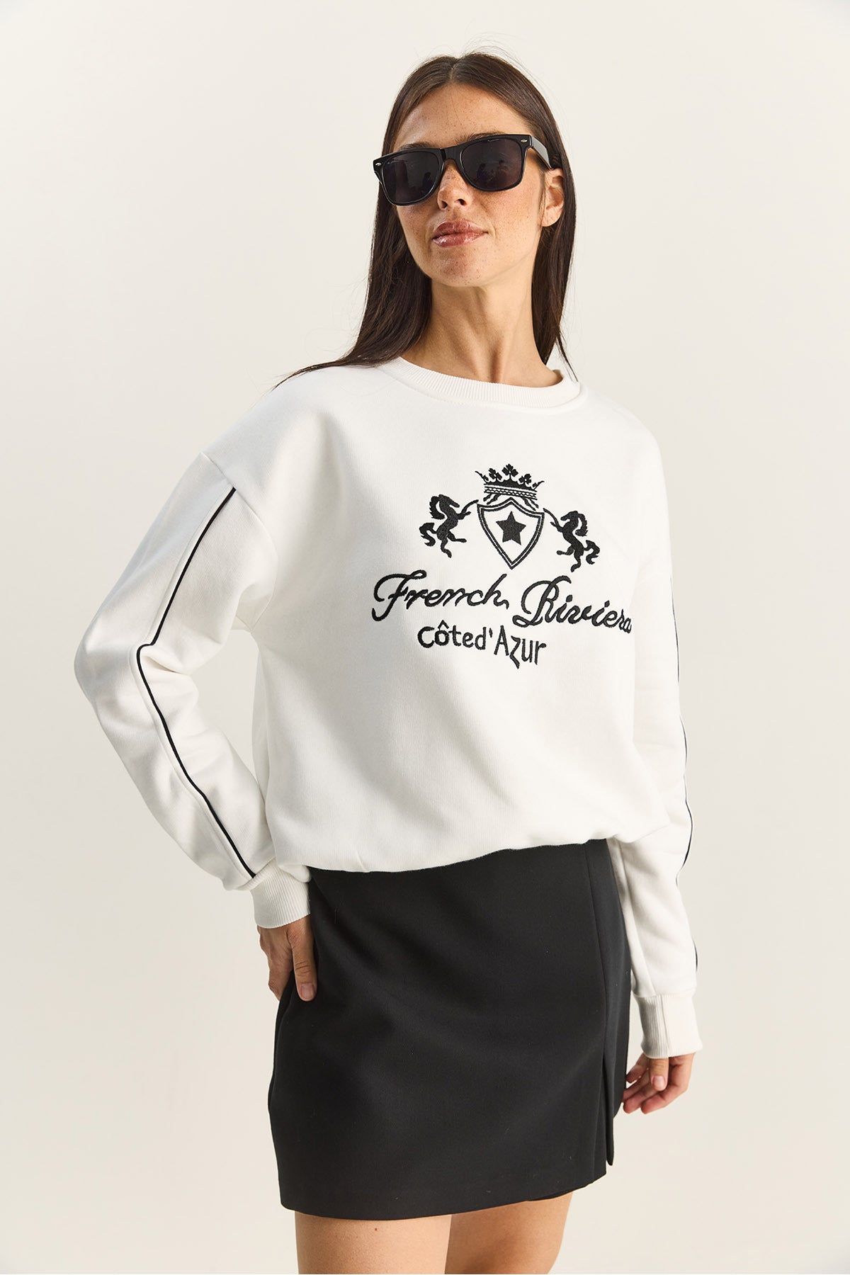 Women's Crew Neck Embroidered Three Thread Raised Sweatshirt 60601049