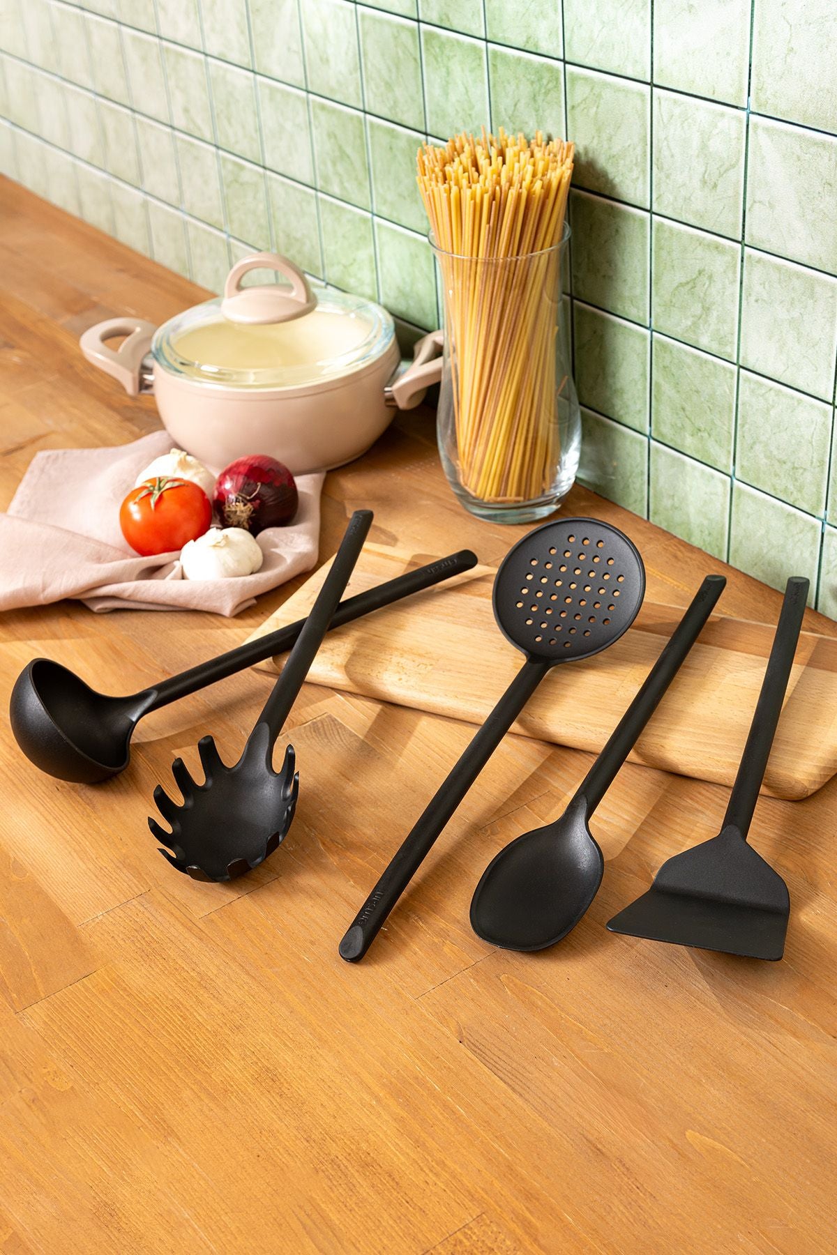 Fiesta 5 Piece Service Set Black