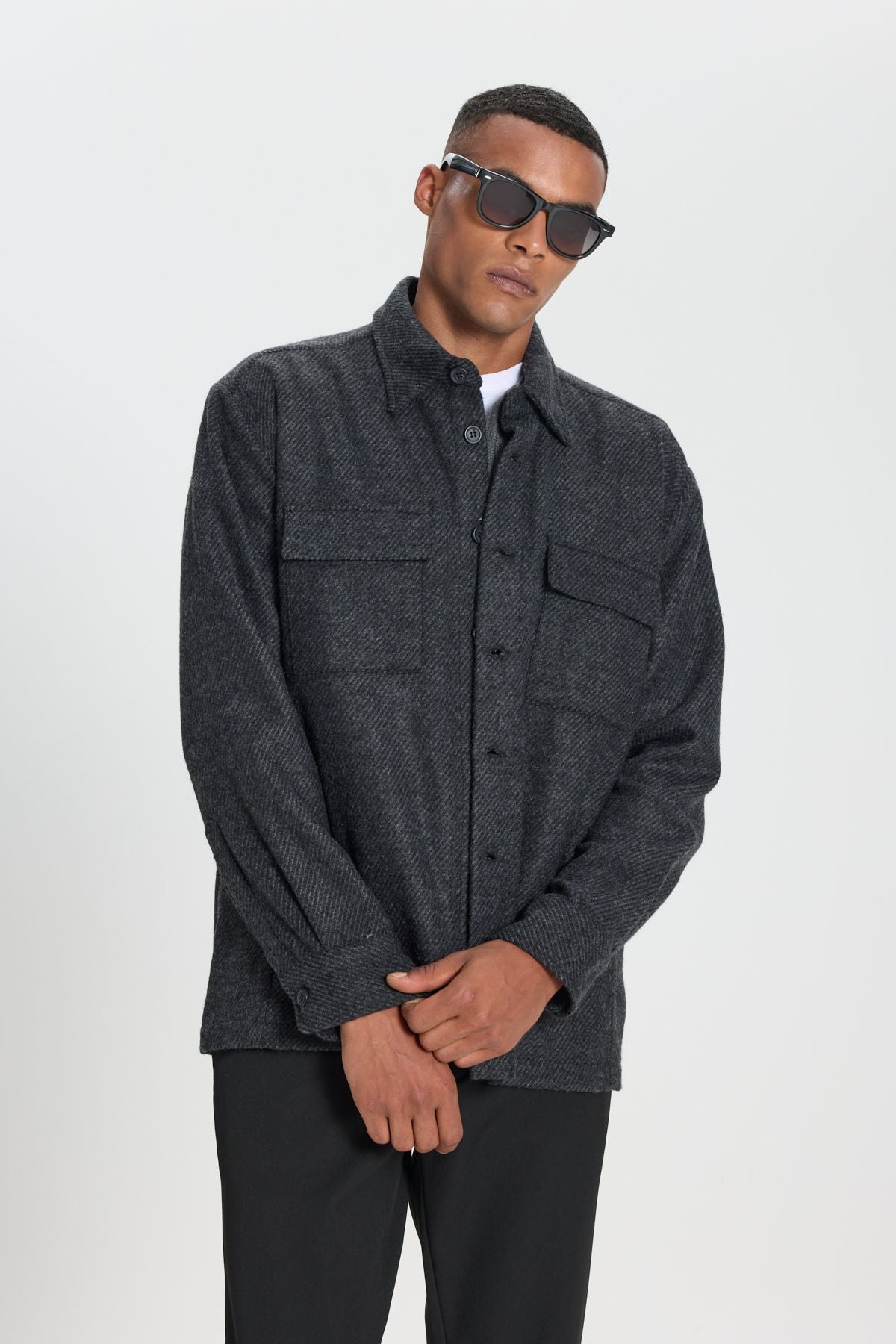 Men's anthracite overlooking the fitted wide cut hidden button collar woolen shirt