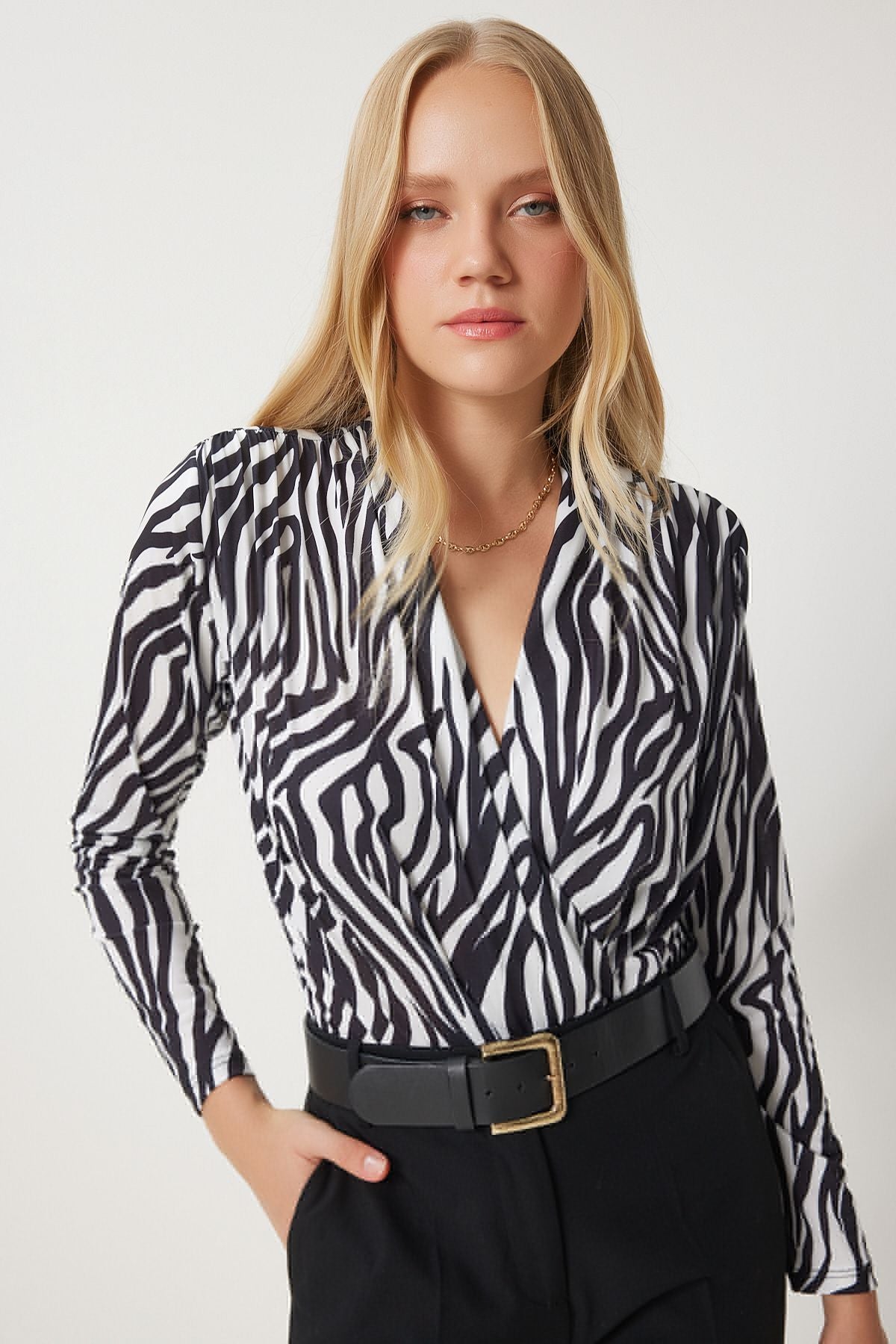 Female Black and White Anvel -Yaka Sandy Blouse Zh00039