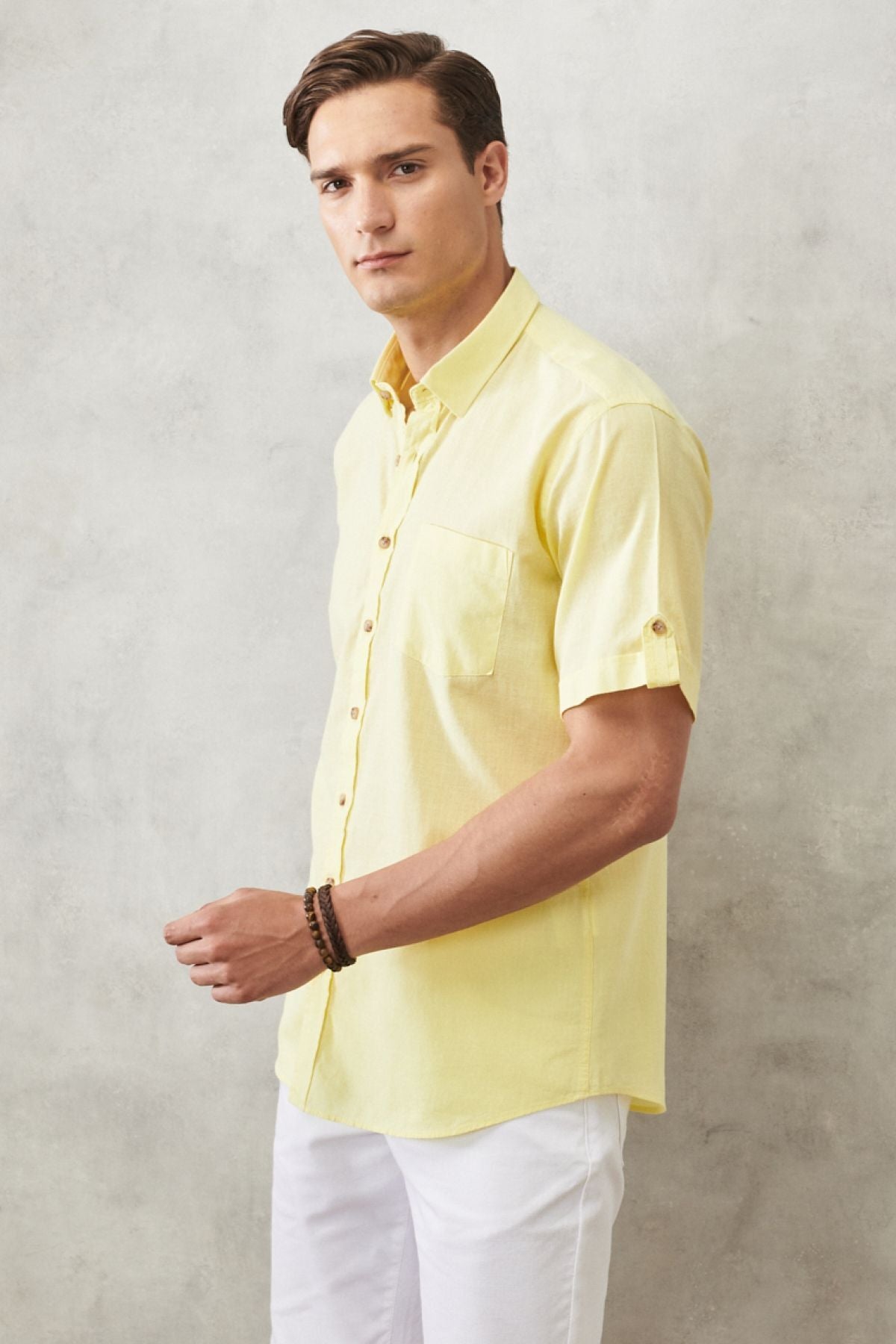 Men's light yellow comfort fit comfortable cut buttoned collar linen looking 100 %cotton short sleeve shirt