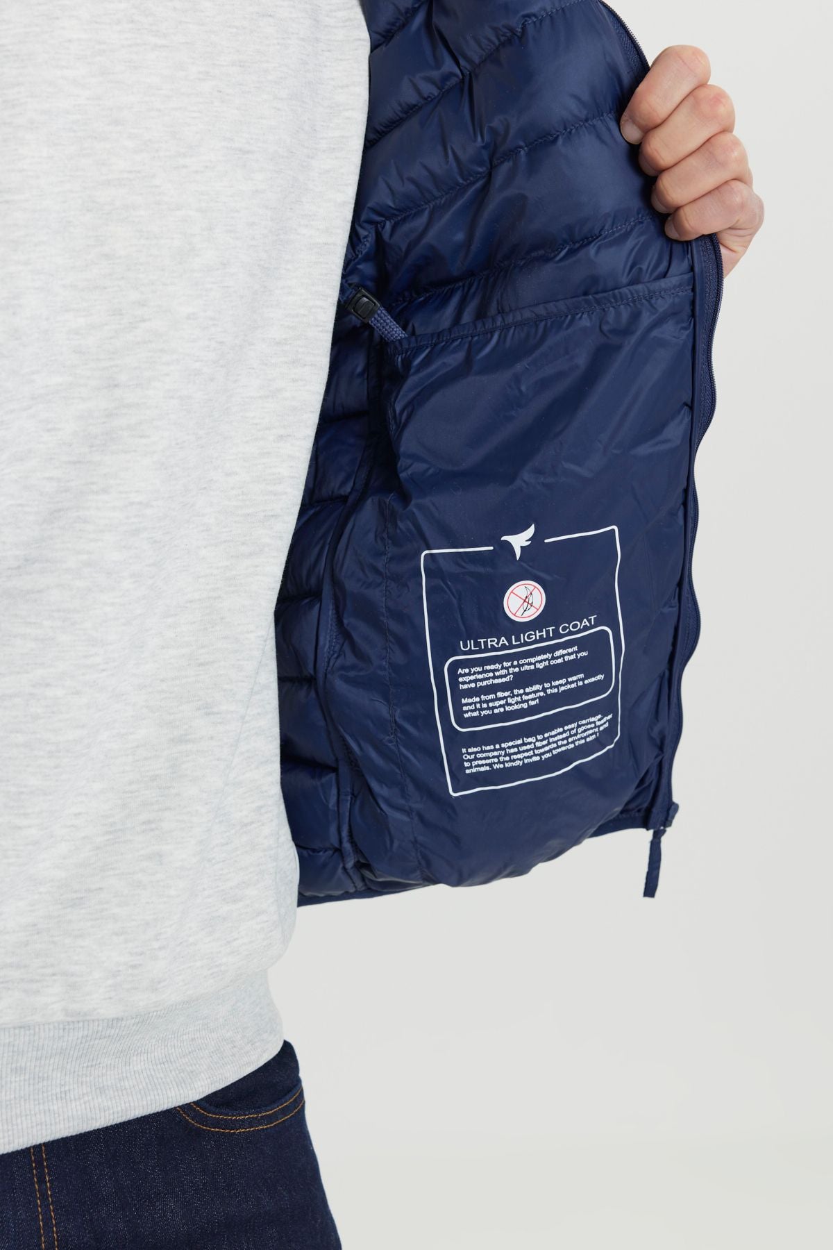Water and windproofing portable bag that keeps hot light fibrous filling inflatable male coat