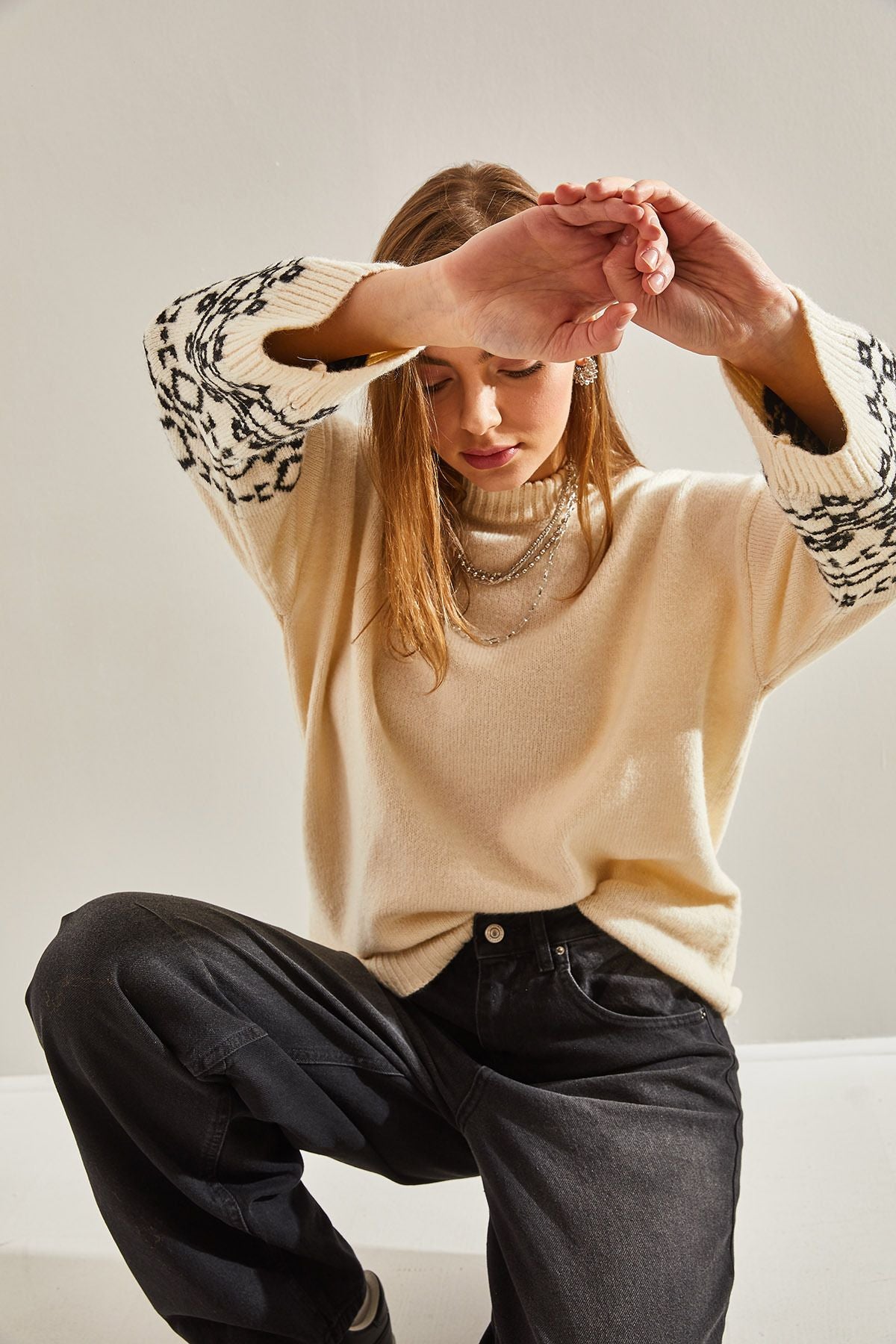 Women's arms patterned knitwear sweater