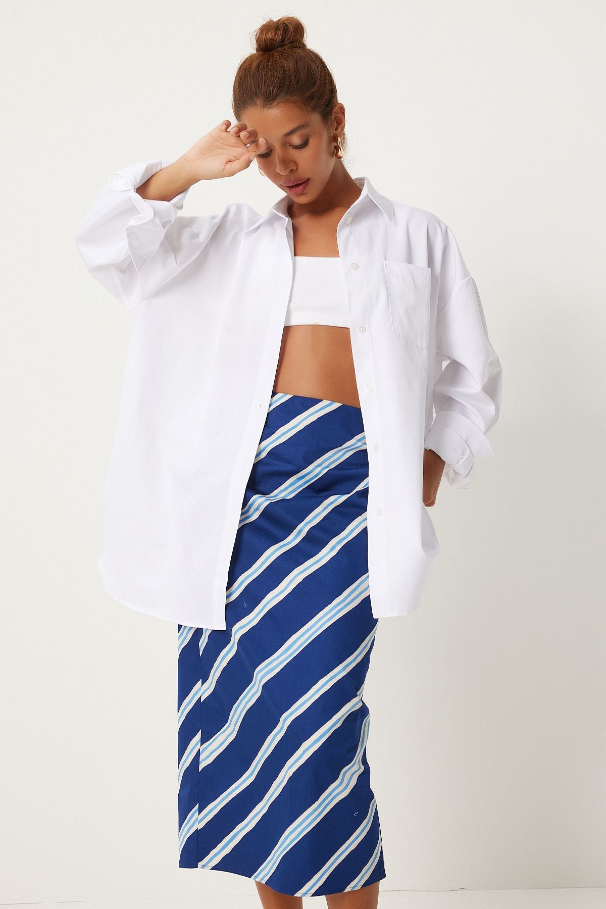 Woman with white pocket overwheel shirt FN03262
