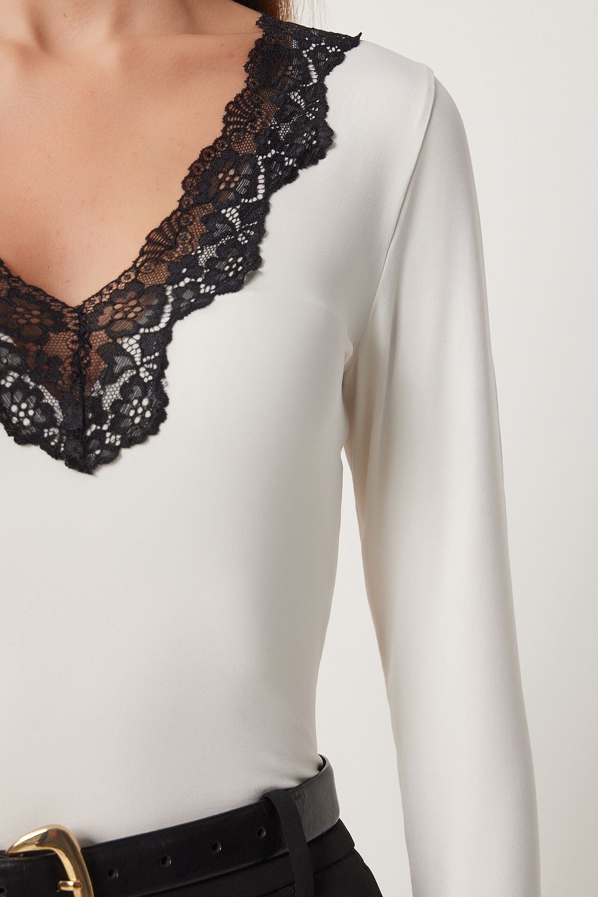Kadın Ekru V Yaka Dantelli Örme Çıtçıtlı Body CV00037