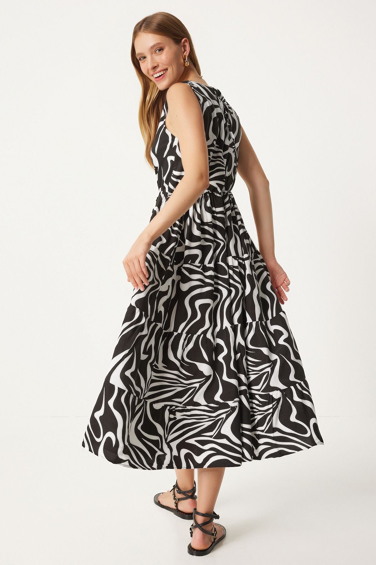 Female black and white patterned V -neck summer viscose dress CI00110
