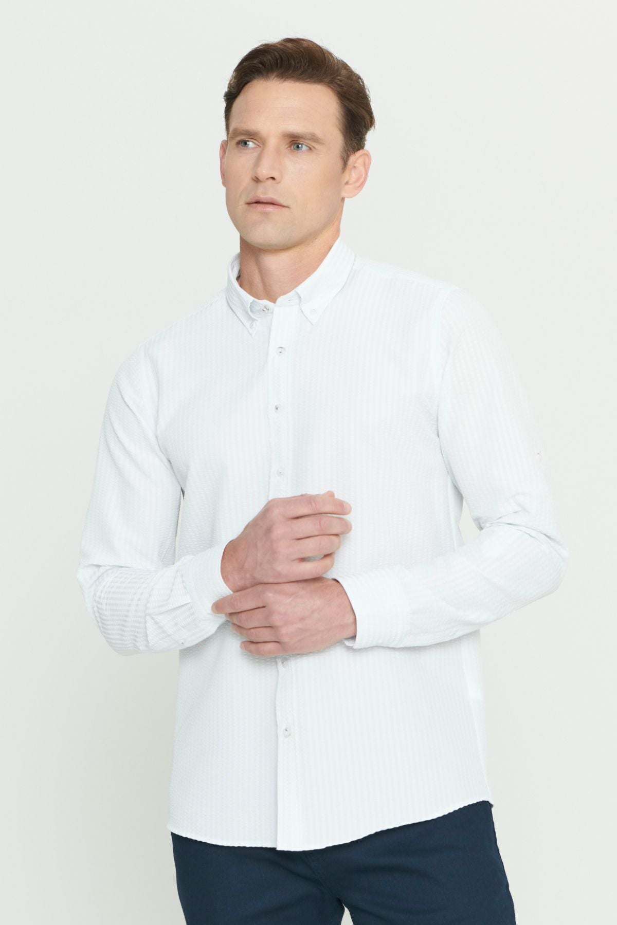 Men's white wrinkle technical oxford wafer patterned slim fit narrow cut buttoned collar flexible shirt